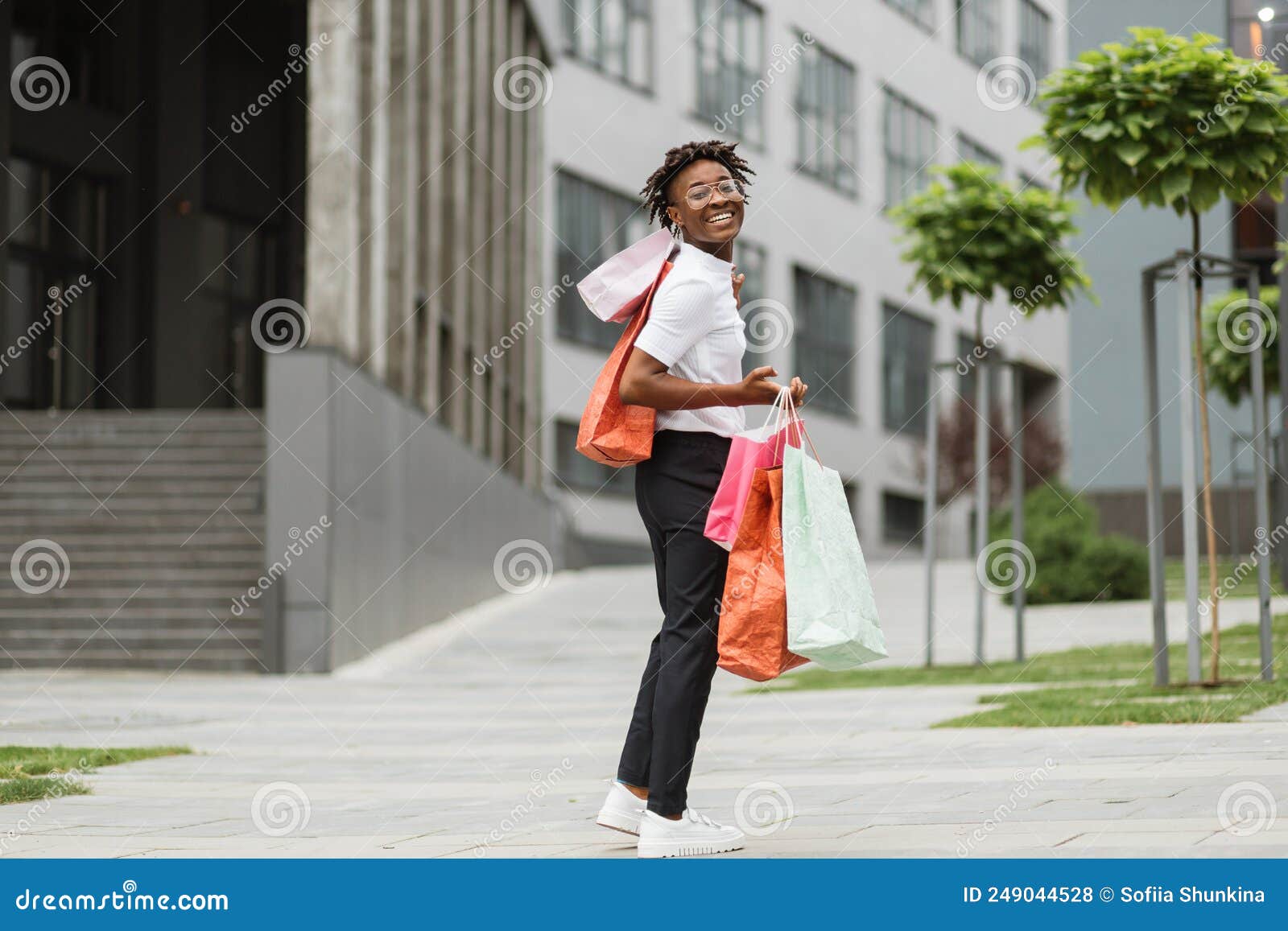 Retrato de moda de cuerpo completo al aire libre de mujer de moda