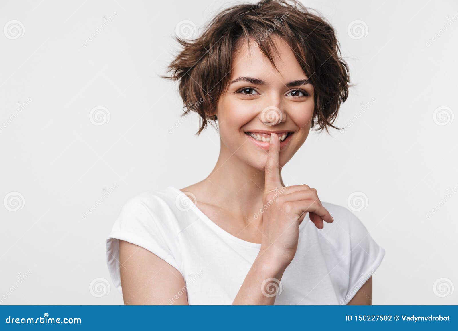 sociedad celos golondrina Retrato De Una Mujer Alegre Con El Pelo Marrón Corto En Una Camiseta Básica  Con El Dedo índice En Los Labios Foto de archivo - Imagen de alegre,  muchacha: 150227502