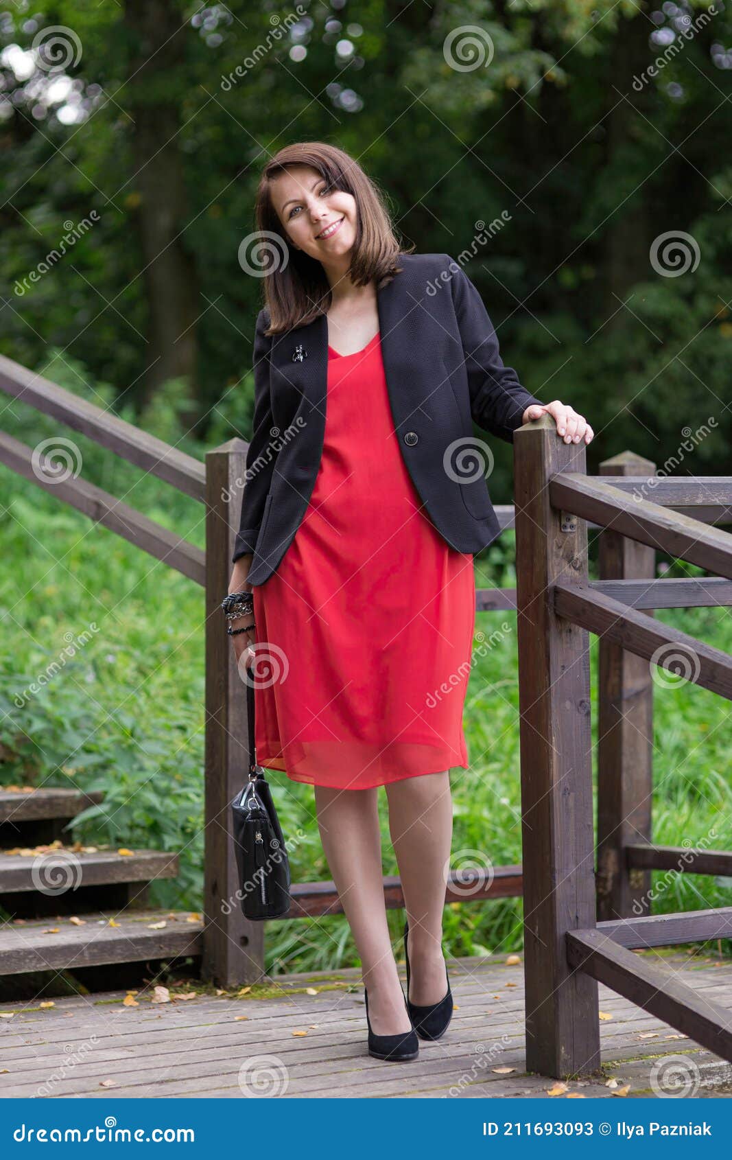 Retrato De Una Mujer Con Un Vestido Rojo Y Una Chaqueta Negra Imagen de  archivo - Imagen de verano, retrato: 211693093
