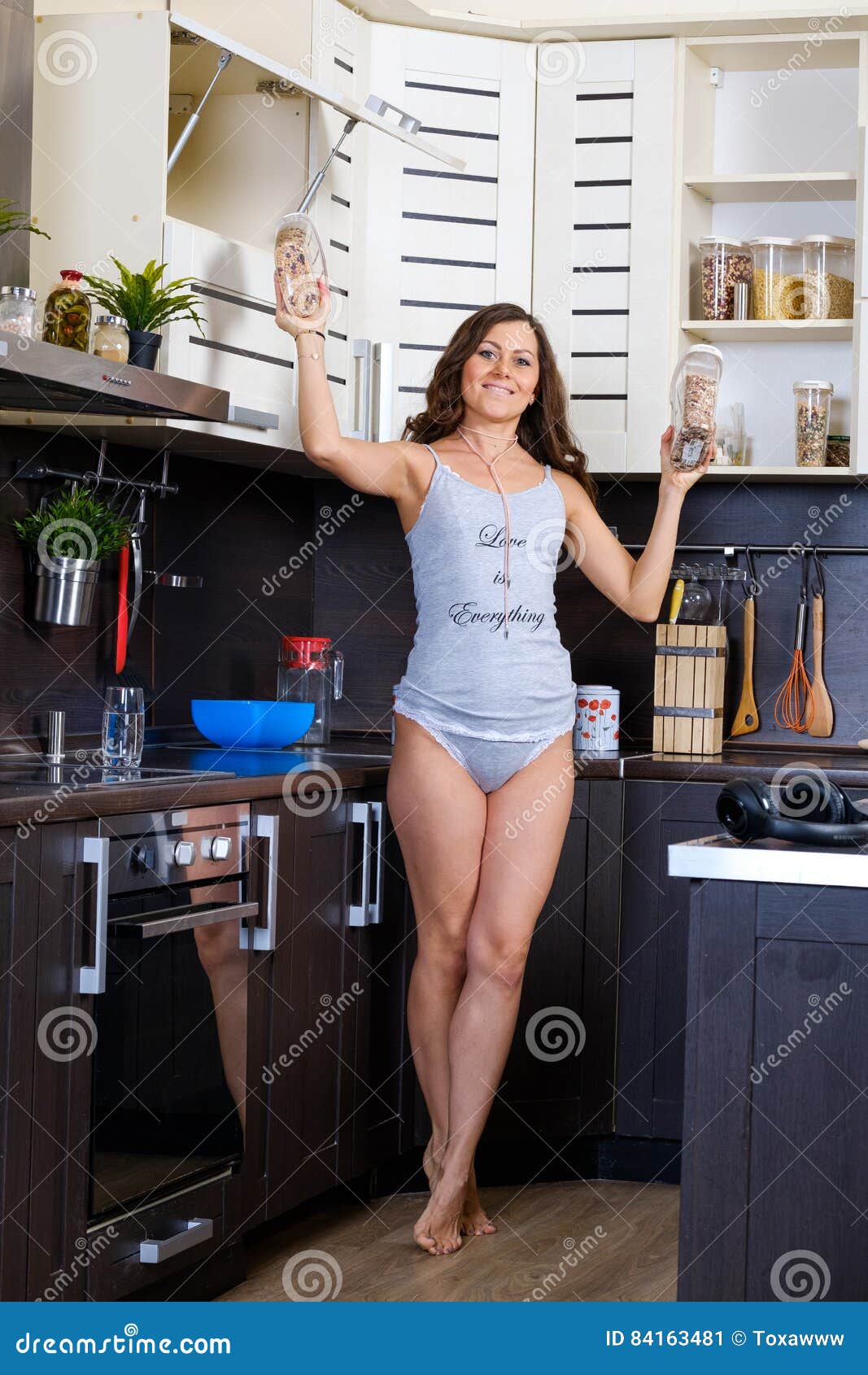 Retrato De Una Mujer Delgada Joven En Ropa Interior En La Cocina Imagen de archivo - de sujetador, felicidad: 84163481