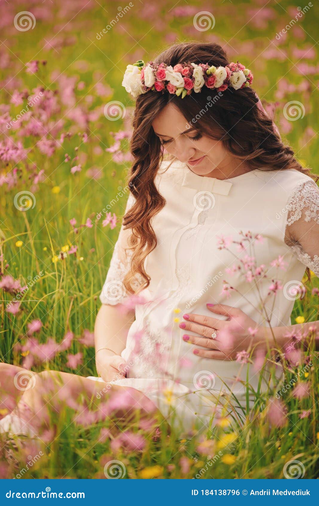 Retrato De Una Mujer Embarazada Sentada En Un Fieid De Flores Rosadas. Jovencita Hermosa Embarazada Con Una Corona En La Cabeza Al Foto de archivo - Imagen de familia, vientre: 184138796 Retrato De Una Mujer Embarazada Sentada En Un Fieid De Flores Rosadas. Jovencita Hermosa Embarazada Con Una Corona En La Cabeza Al Foto de archivo - Imagen de familia, vientre: 184138796