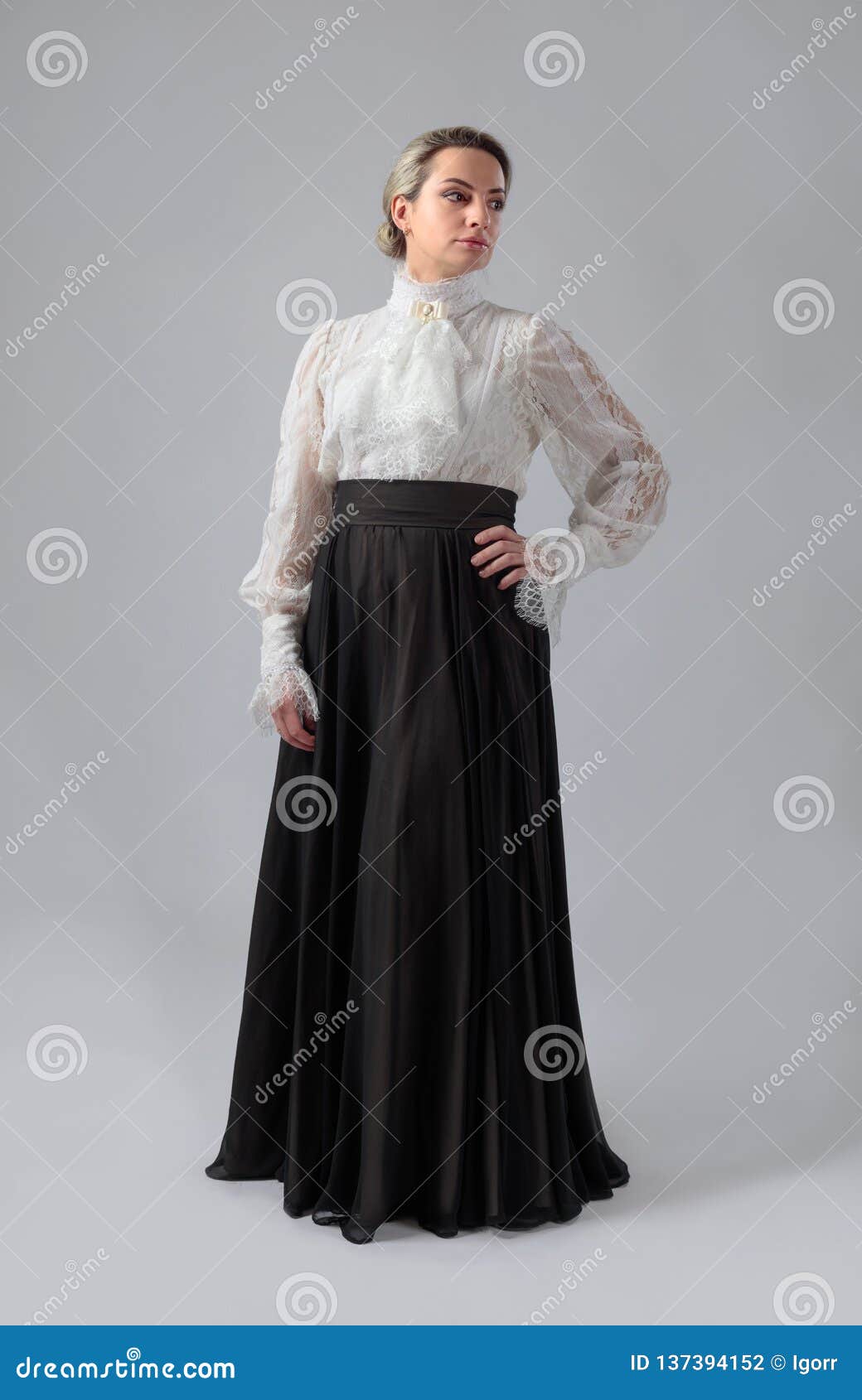 Retrato De Una Mujer En Ropa Victoriana Foto de archivo - Imagen victoriano, traje: 137394152