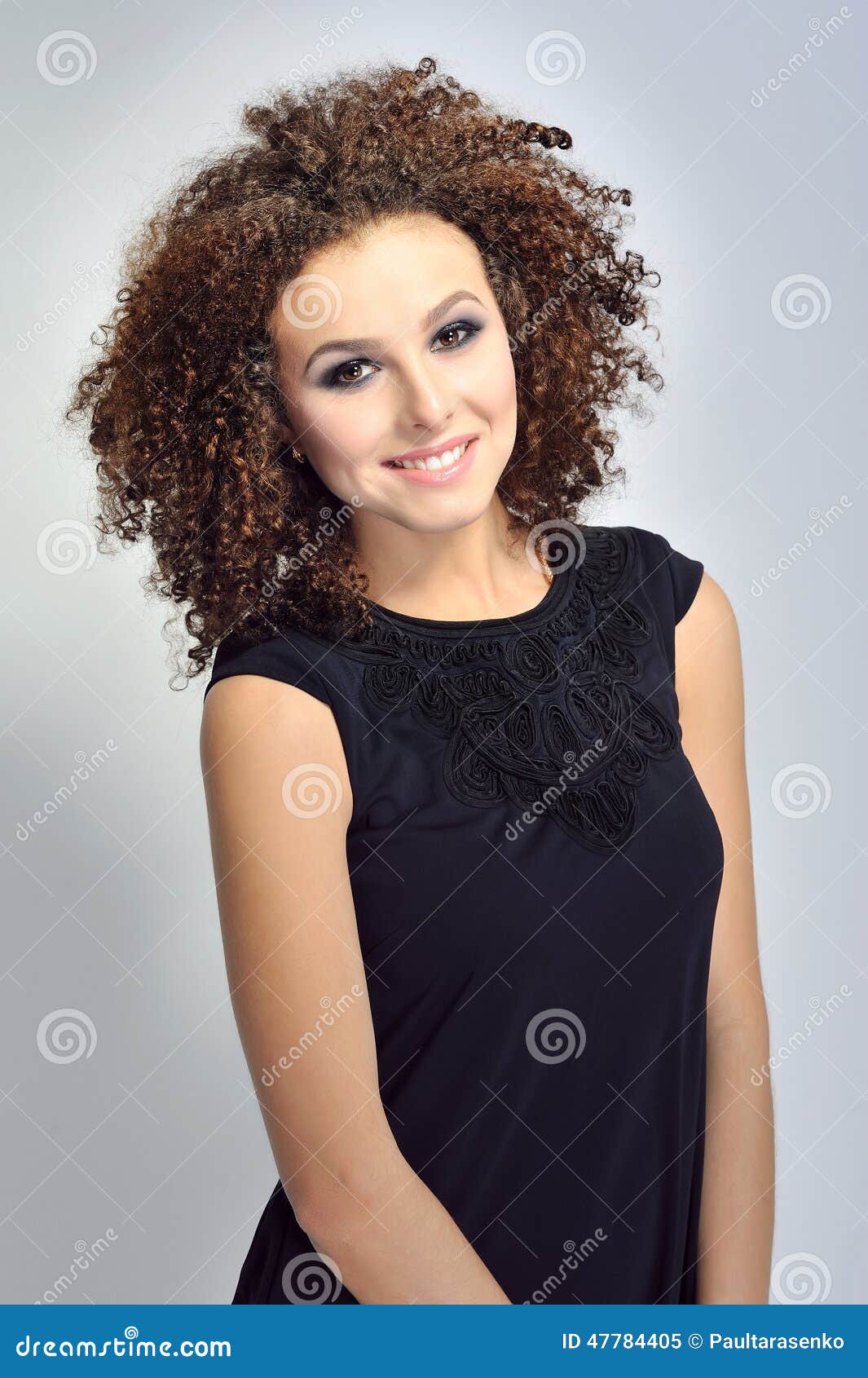 Retrato de una mujer europea cabelluda rizada sonriente