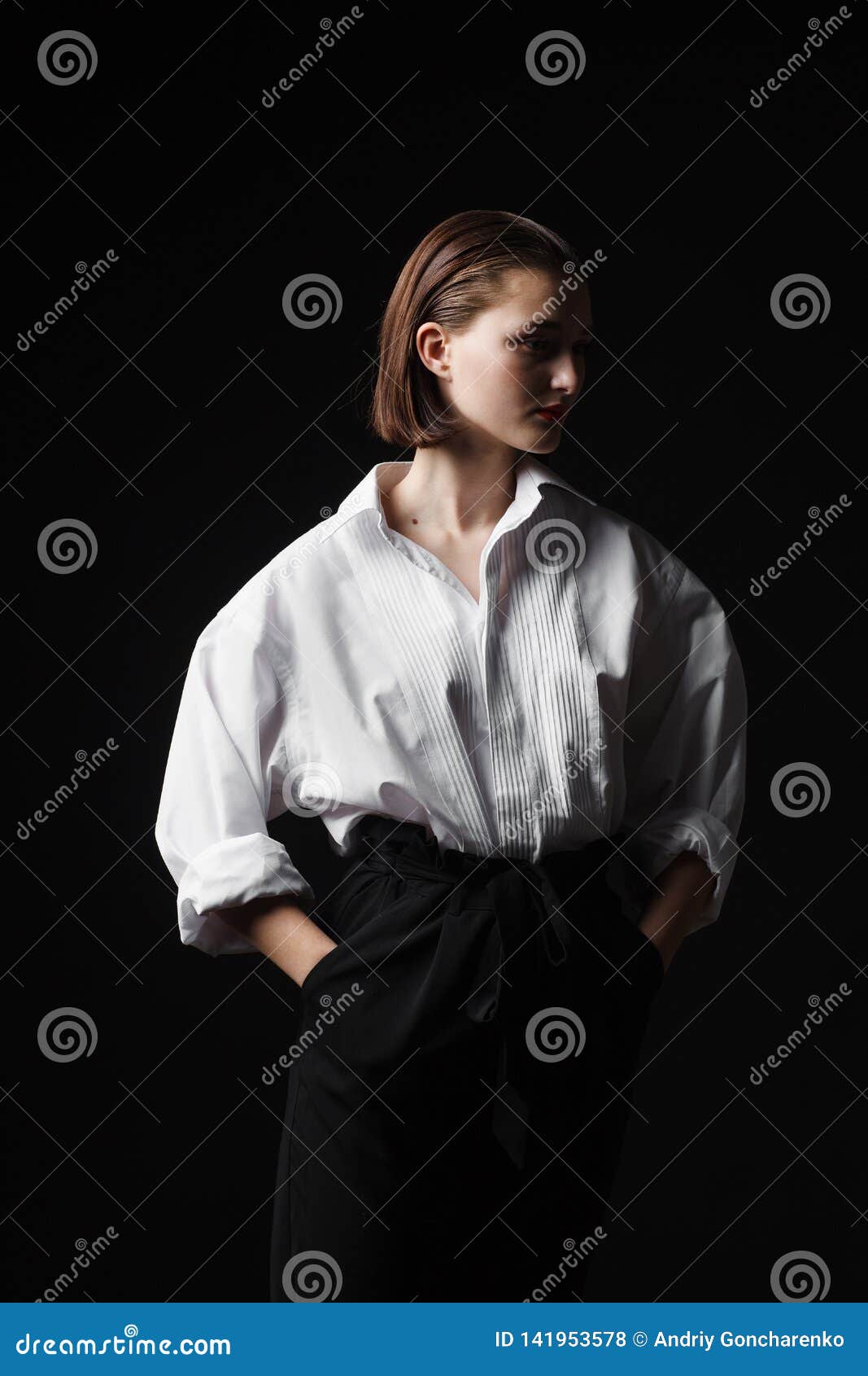 Retrato De Una Mujer Joven Elegante Una Camisa Blanca Y Pantalones Negros Luz Interesante Del Estudio Foto de archivo - Imagen de libertad, cara: 141953578