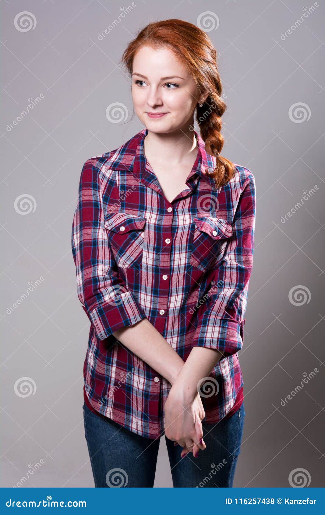 Retrato De Una Mujer Joven Sonriente En Una Camisa De Tela Escocesa Foto de archivo - Imagen de camisa, sonriente: 116257438