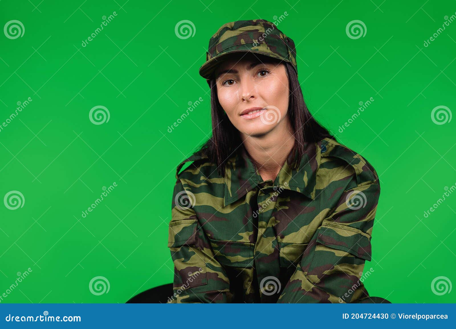 gesto suspender Opuesto Retrato De Una Mujer Linda En Uniforme Militar Sobre Un Fondo Verde Con  Espacio Lateral Para Publicidad Foto de archivo - Imagen de audaz,  distancia: 204724430