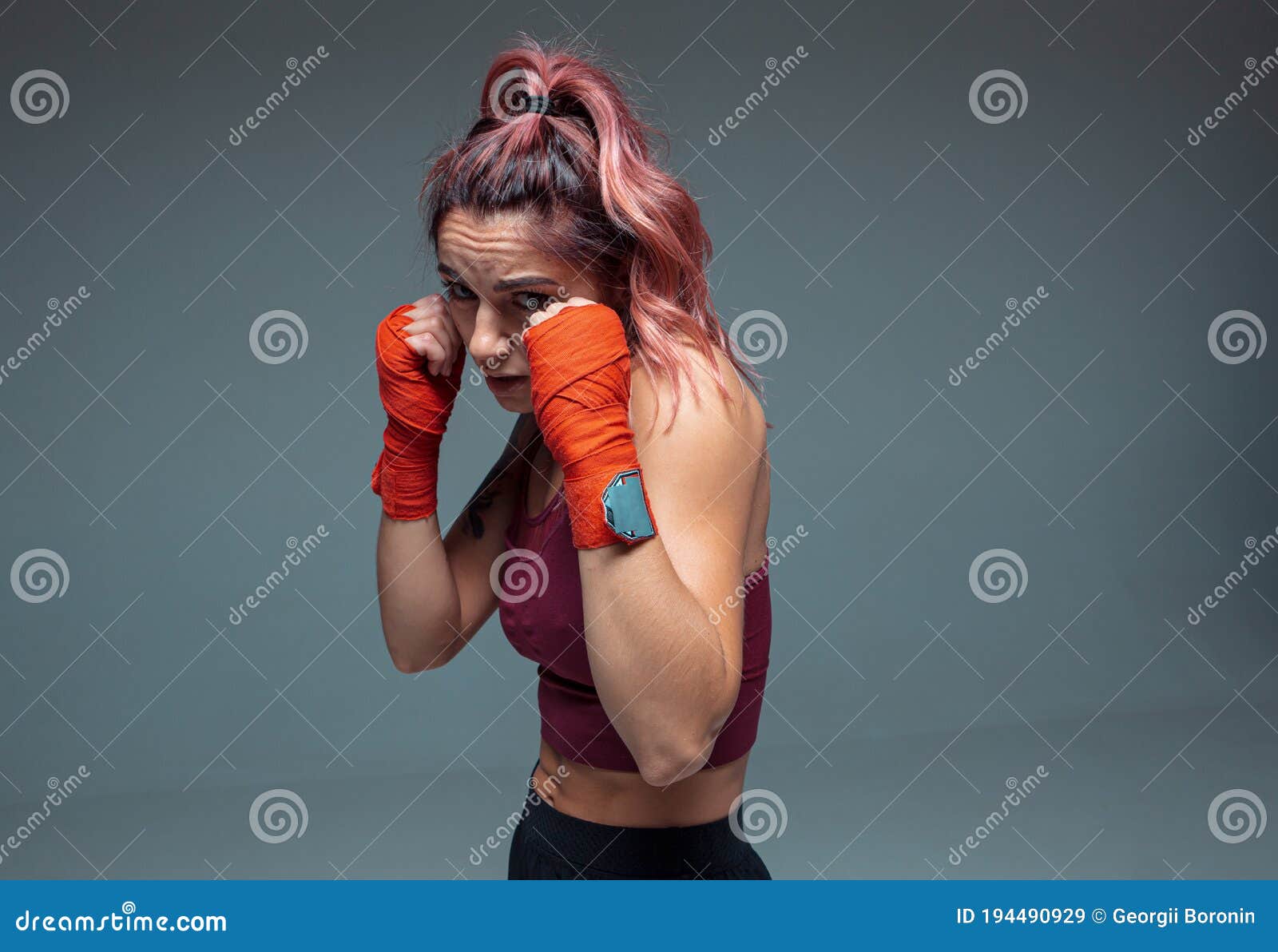 Retrato De Una Mujer Luchadora En Vendas De Boxeo Parada En Un Estudio  Aislado De Fondo Gris Imagen de archivo - Imagen de atractivo, muscular:  194490929