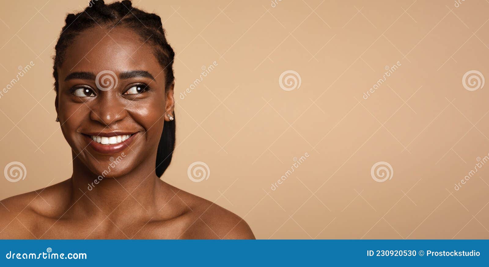 Retrato De Una Mujer Negra Desnuda Mirando El Espacio De Las Copias Foto de archivo