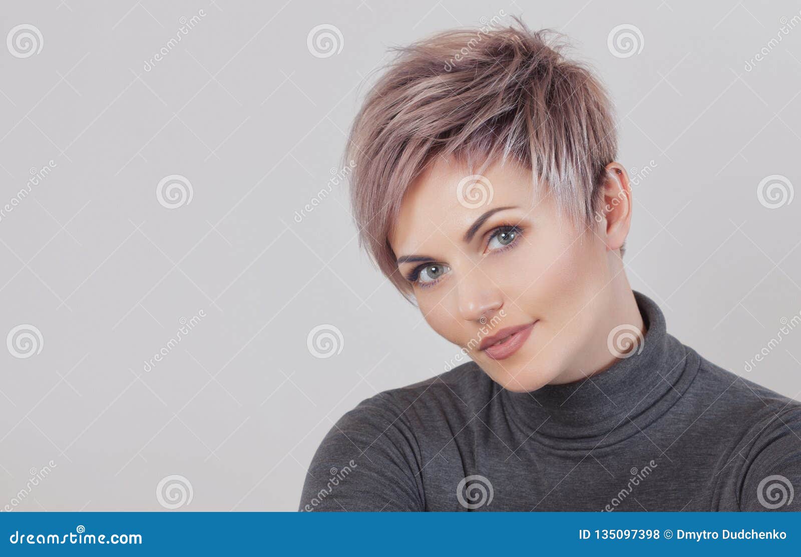 Mujer Con Cabello Corto