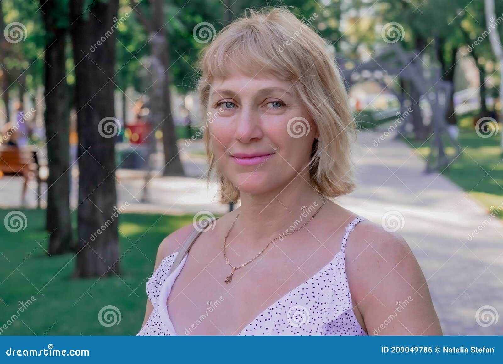 Retrato De Una Mujer Rubia De Mediana Edad Muy Sonriente Foto De Archivo Imagen De Hembra