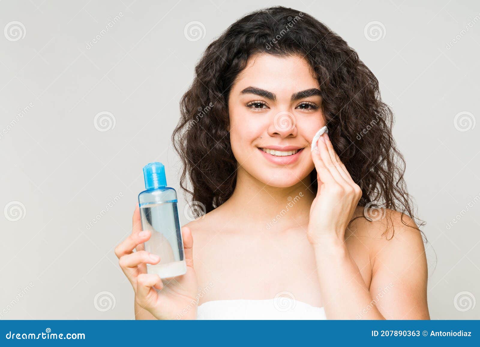 Retrato De Una Mujer Usando Un Removedor De Maquillaje Imagen de archivo - Imagen de limpiamiento, hispanico: 207890363 Retrato De Una Mujer Usando Un Removedor De Maquillaje Imagen de archivo - Imagen de limpiamiento, hispanico: 207890363