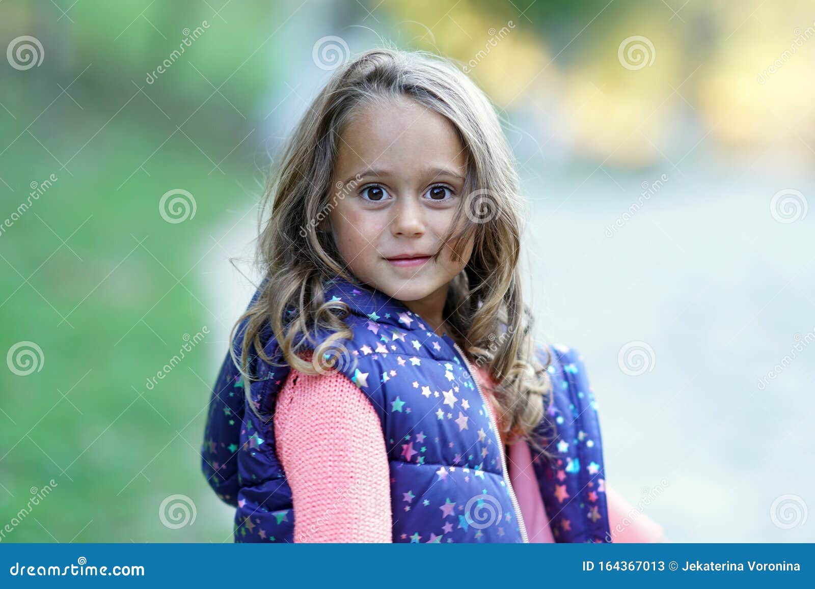 Lindo retrato de una niña de 4 años