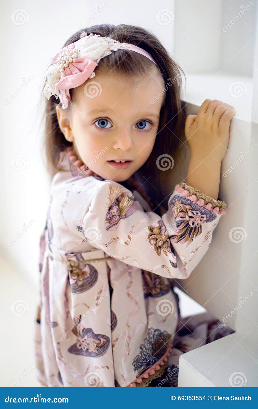 Retrato De Una Niña 2 Años En Un Estudio Foto de archivo - Imagen