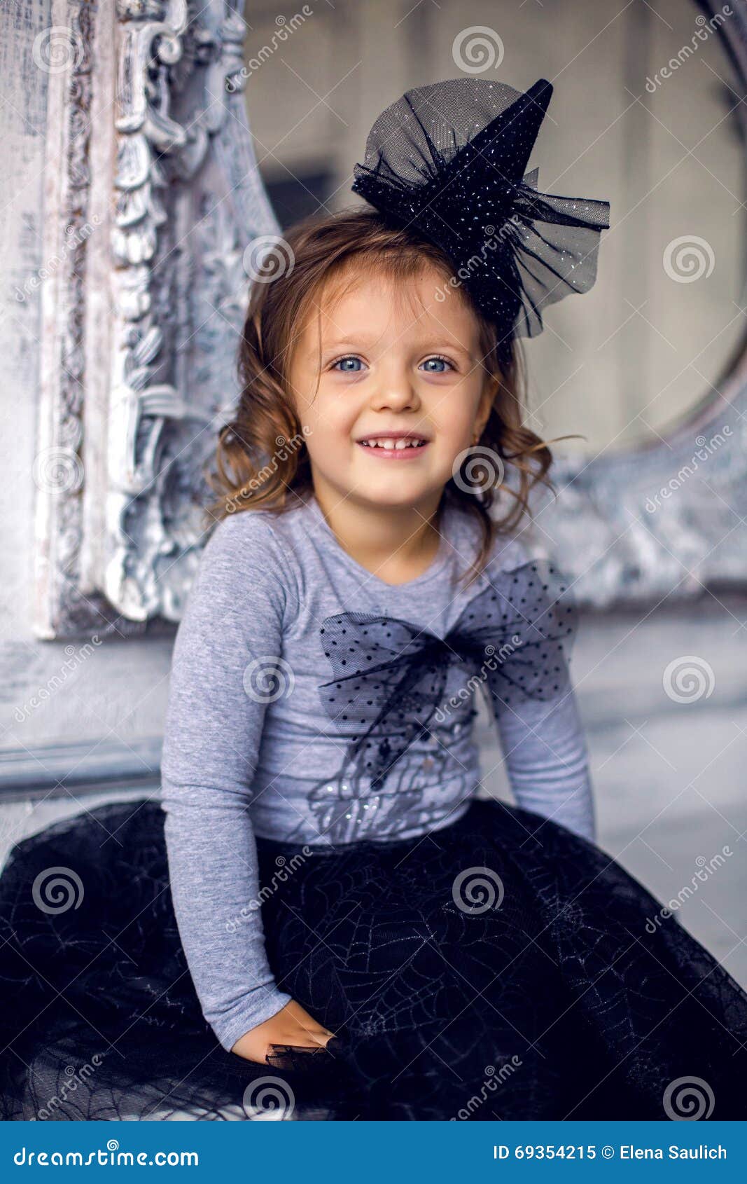 Regreso fresa Sustancial Retrato De Una Niña 2 Años En Un Estudio Imagen de archivo - Imagen de  mirando, ropas: 69354215