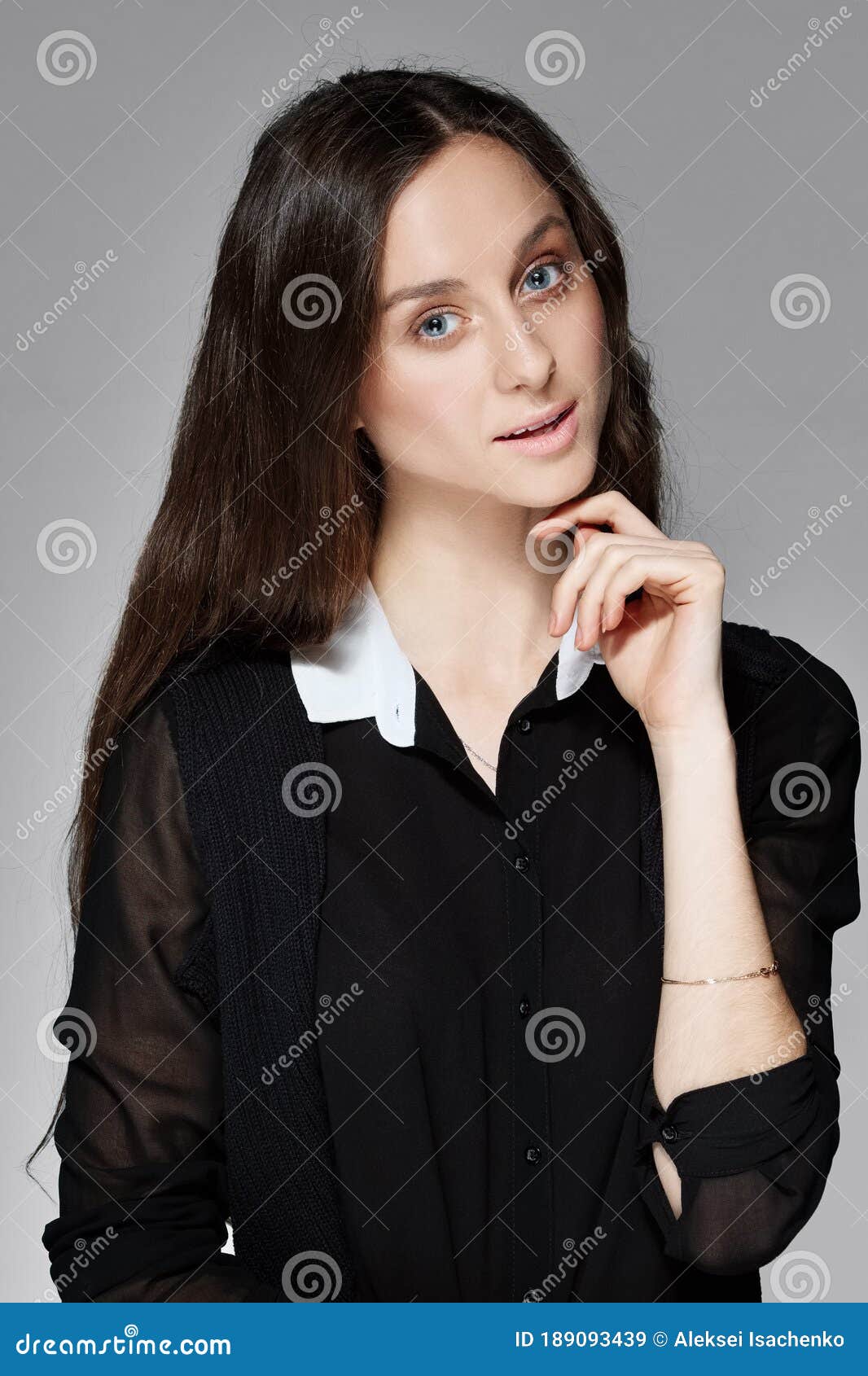 padre calcular Práctico Retrato De Una Niña Con Confección Natural En Blusa Negra Con Cuello Blanco  Imagen de archivo - Imagen de dedo, blusa: 189093439