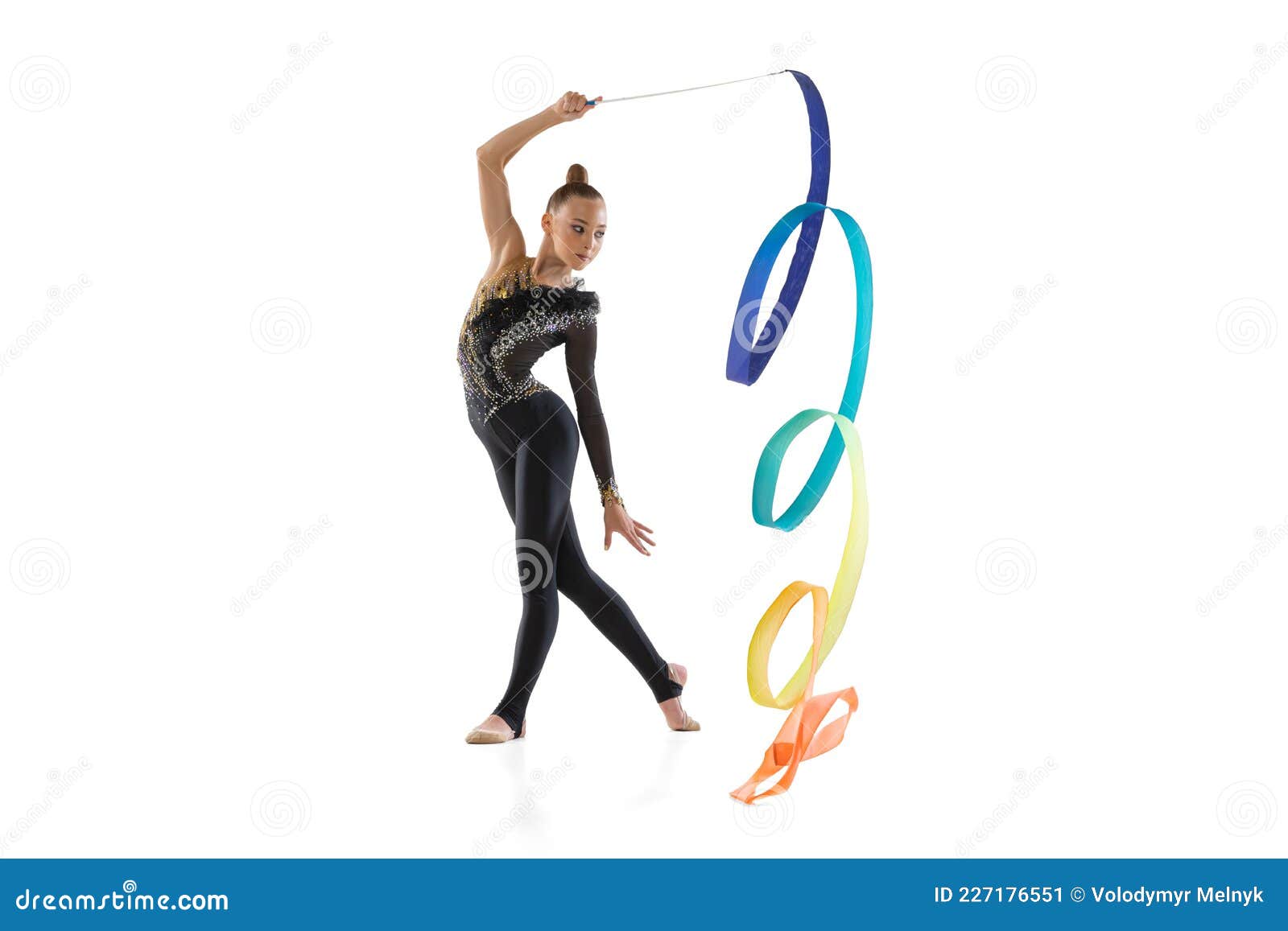 Retrato De Una Niña Pequeña Entrenando a Un Artista De Gimnasia Rítmica Con  Cinta Coloreada Aislada En El Fondo De Un Estudio Blan Imagen de archivo -  Imagen de sano, retrato: 227176551