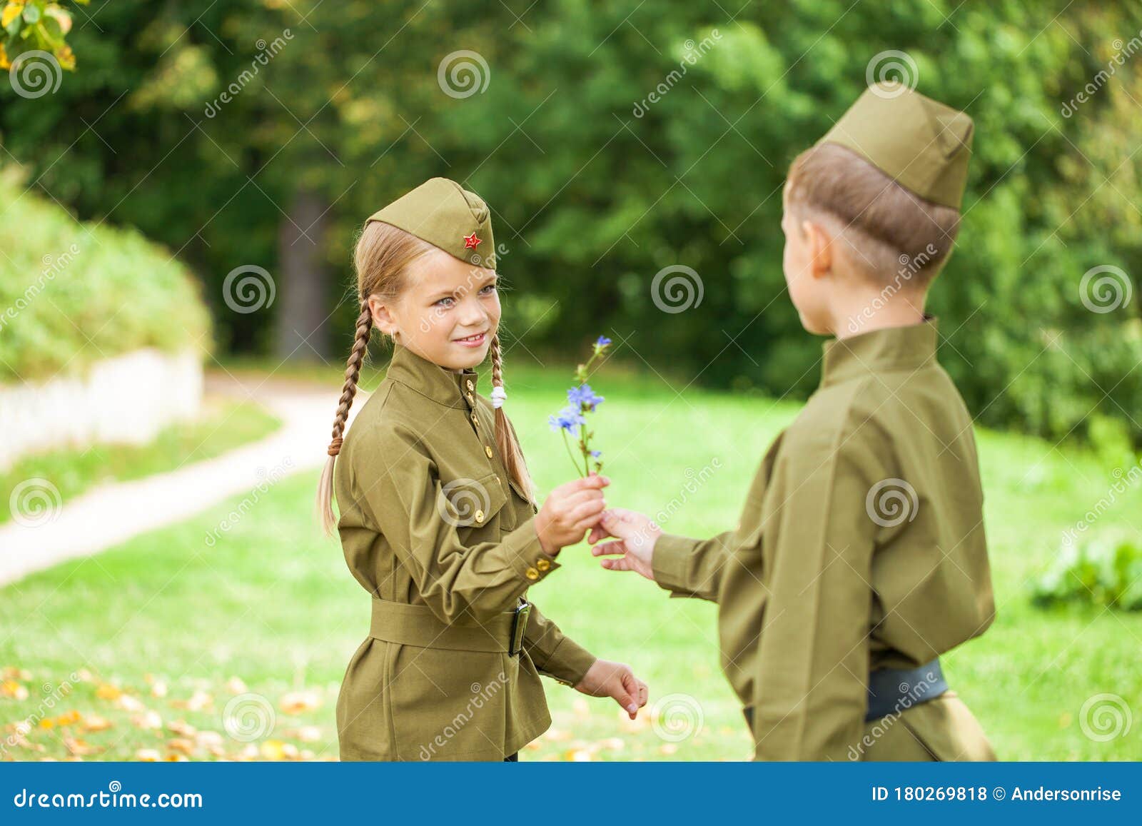 Retrato De Una Pareja Con Uniforme Militar Del Ejército Soviético Durante La Guerra Mundial Foto de archivo - Imagen de militar, traje: 180269818