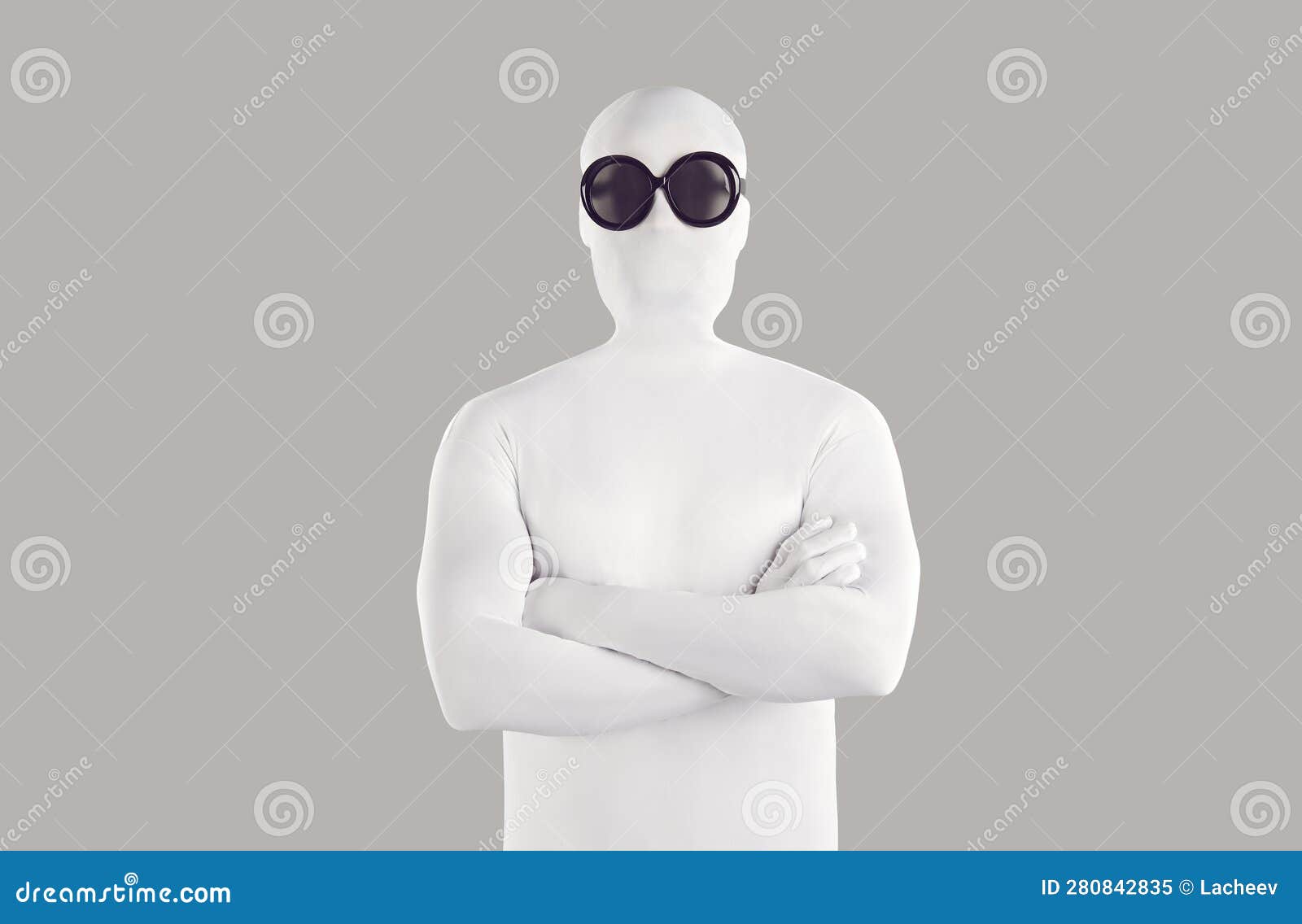Retrato De Una Persona Con Traje De Uniforme Blanco Y Gafas De Sol Negras  Con Brazos Plegados Imagen de archivo - Imagen de plegable, mascarada:  280842835