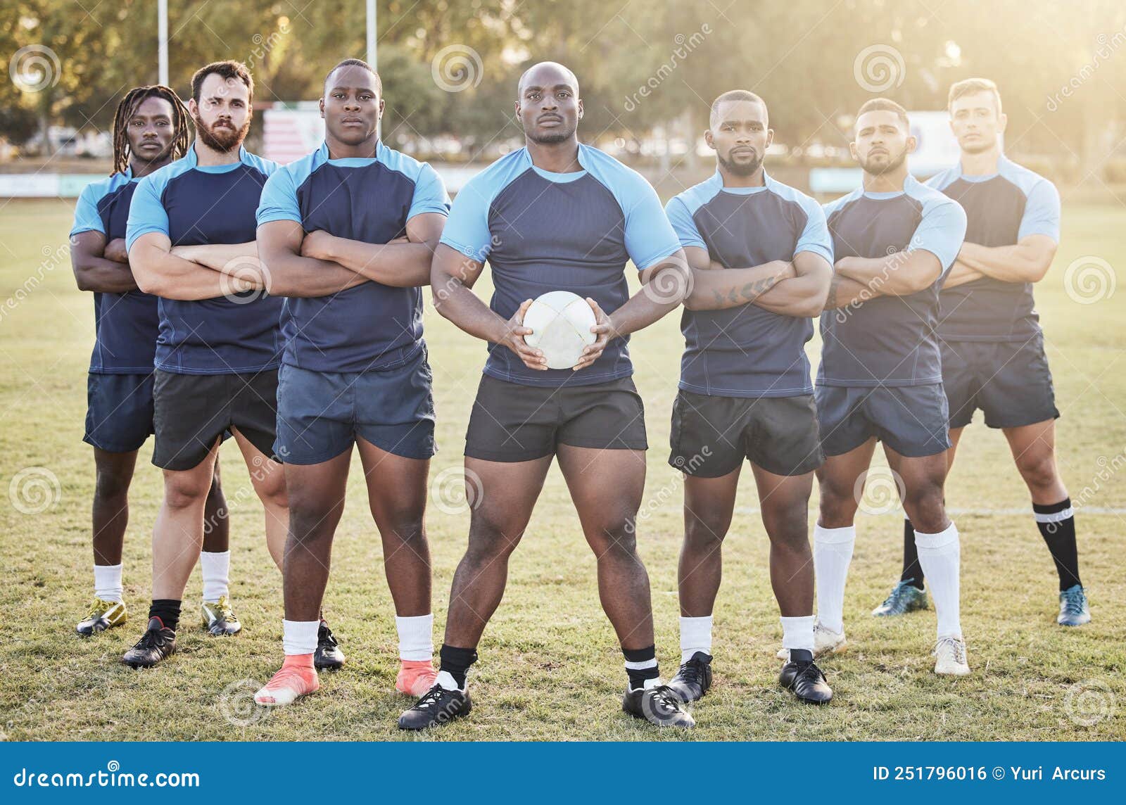 Retrato De Vários Jovens Jogadores De Rugby Segurando Uma Bola De Rúgbi  Enquanto Se Posicionavam Com Os Braços Cruzados Fora Do Ca Foto de Stock -  Imagem de jogador, rubi: 251796016