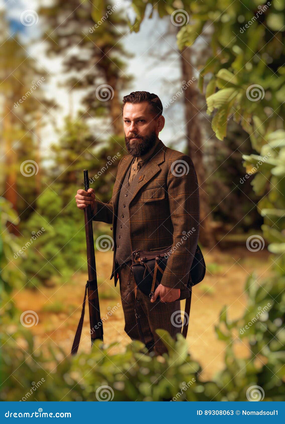 Retrato Del Cazador En Ropa Tradicional De La Caza Imagen de archivo -  Imagen de ropas, ropa: 89308063