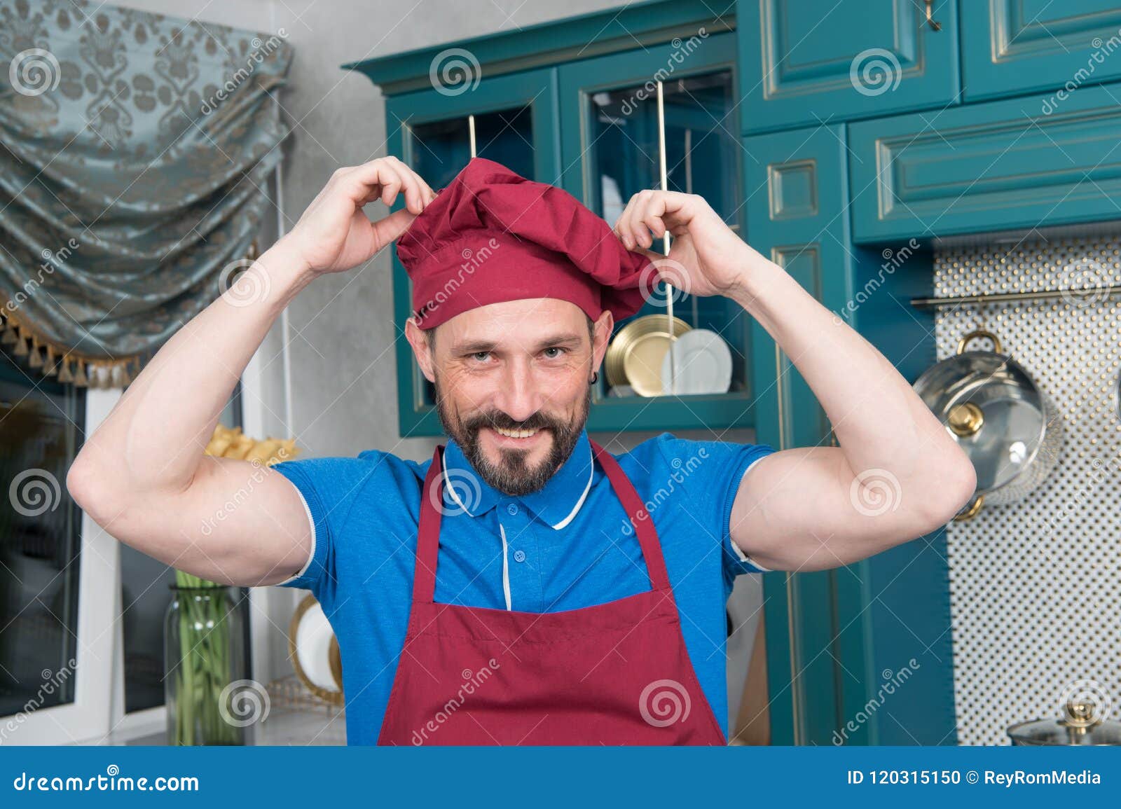 Retrato Del Cocinero En Sombrero Y Del Delantal En La Cocina Hombre En  Uniforme De La Cocina Foto de archivo - Imagen de perfecto, feliz: 120315150
