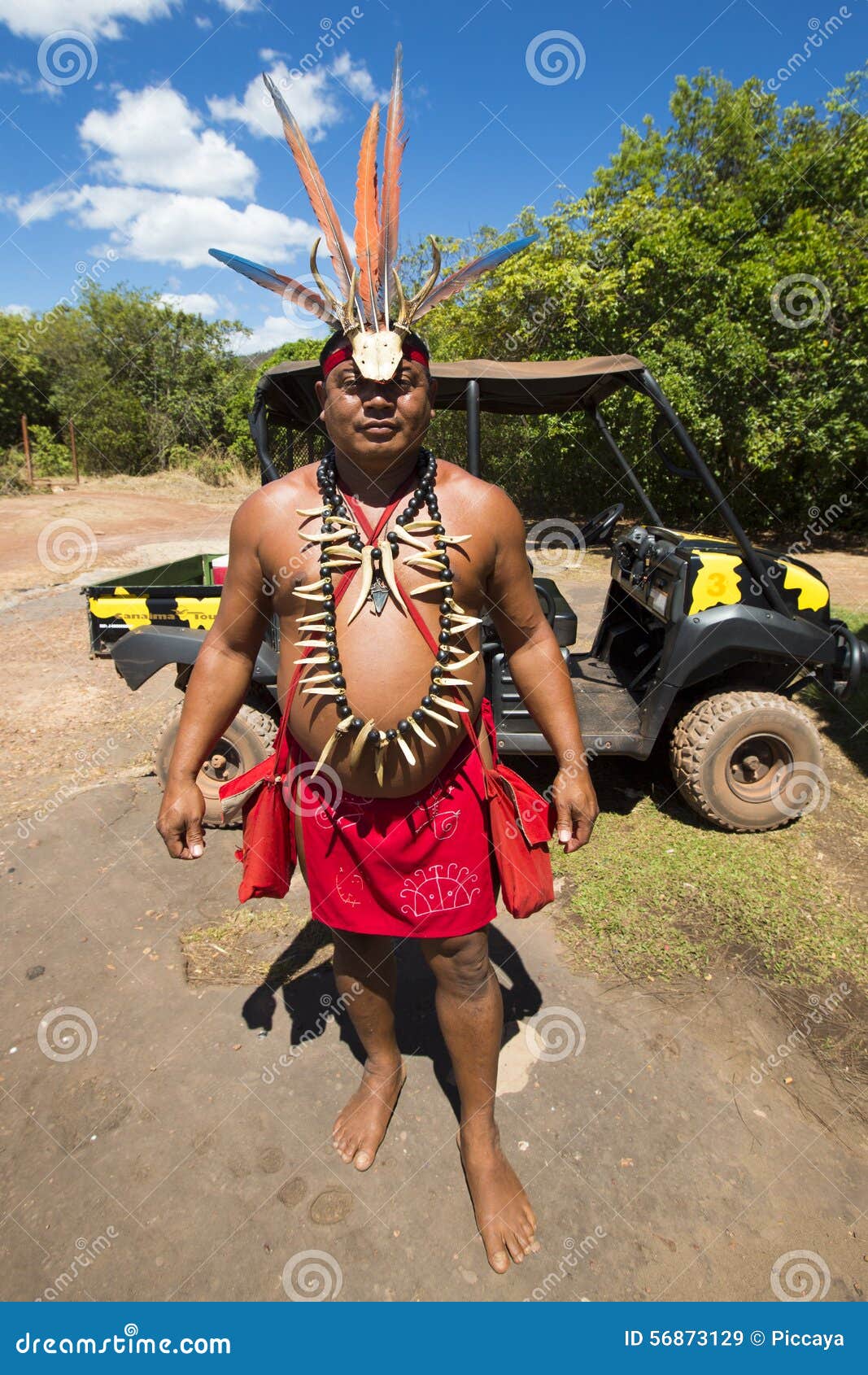 hombre con plumas