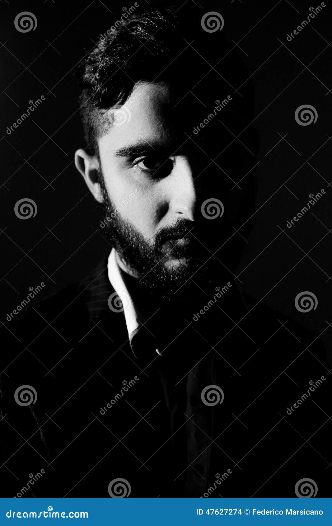 Retrato del hombre italiano hermoso con la barba larga blanco y negro. Hombre de negocios fresco de la cadera medio en negro