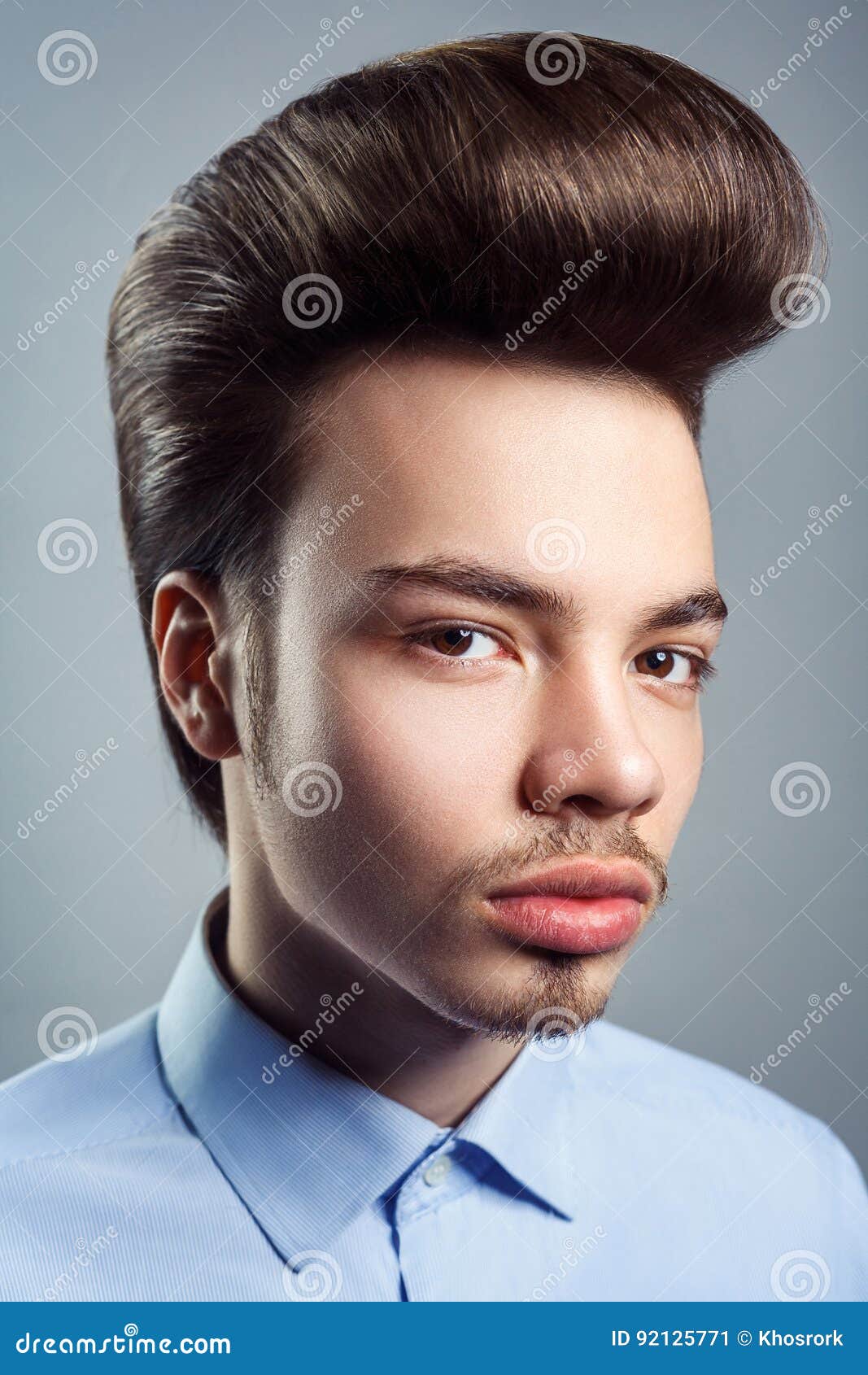 Retrato Del Hombre Joven Con El Peinado Clásico Retro Del Copete Imagen de  archivo - Imagen de empresario, elegancia: 92125771