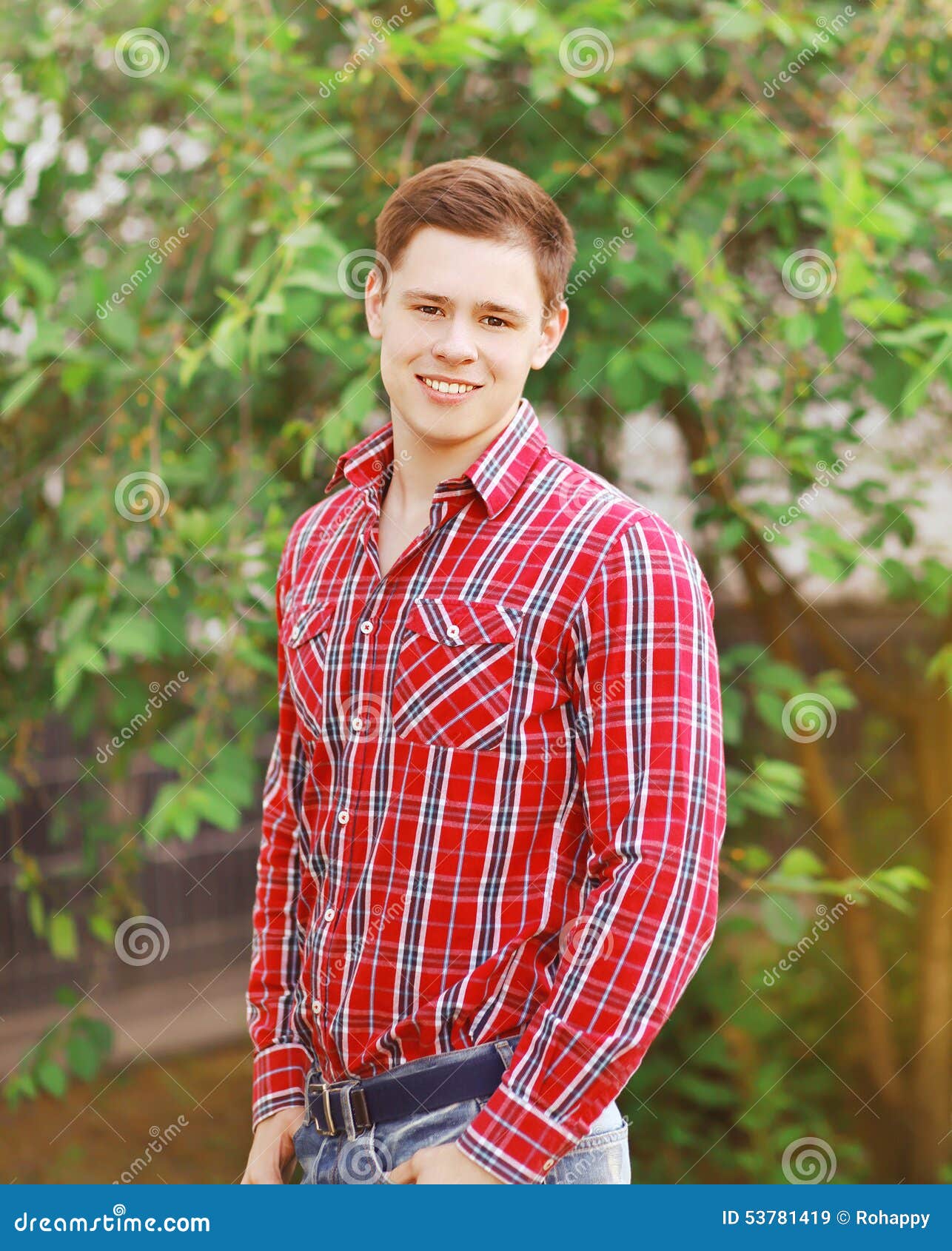 Retrato Del Hombre Joven Hermoso En Camisa De Tela Escocesa Al Aire Libre Imagen de archivo - Imagen de hombre, escocesa: 53781419