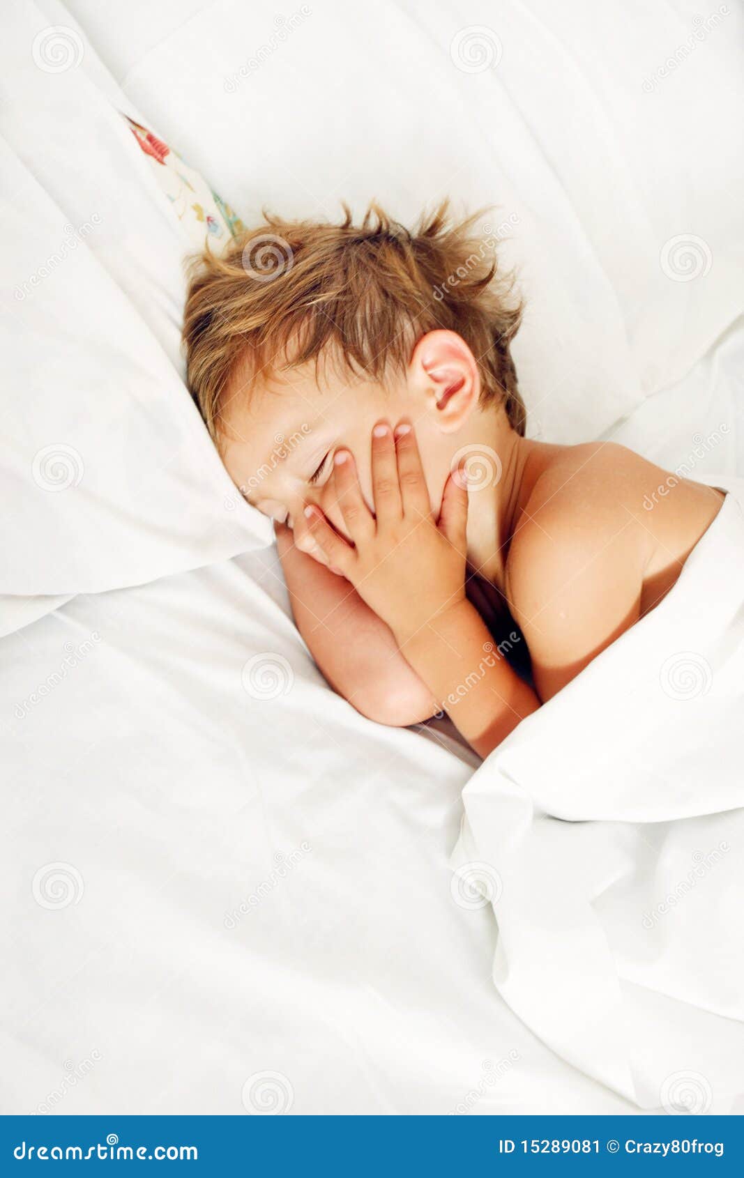 Сильно потеет голова во сне у ребенка. Кровать для мальчика. Портрет спящего ребенка с апноэ.