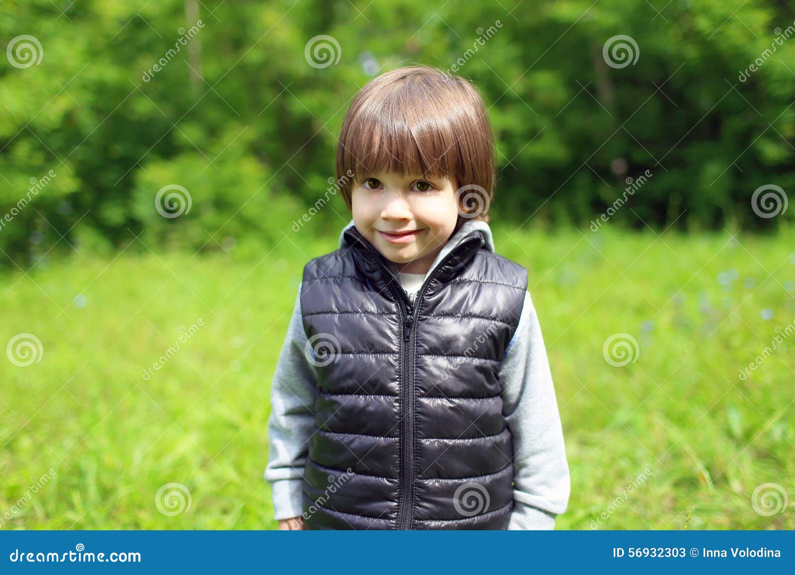 Retrato Del Niño Pequeño Lindo En Chaleco Negro Al Aire Libre Imagen de  archivo - Imagen de caminata, ocasional: 56932303