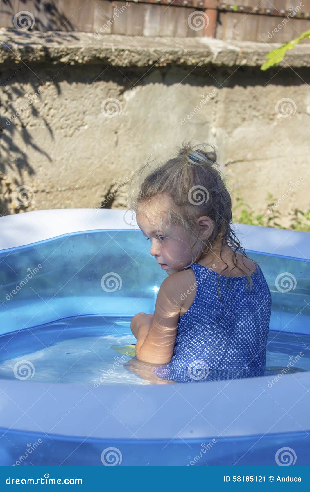 Retrato del niño en piscina. Retrato del niño que juega en piscina en luz del sol