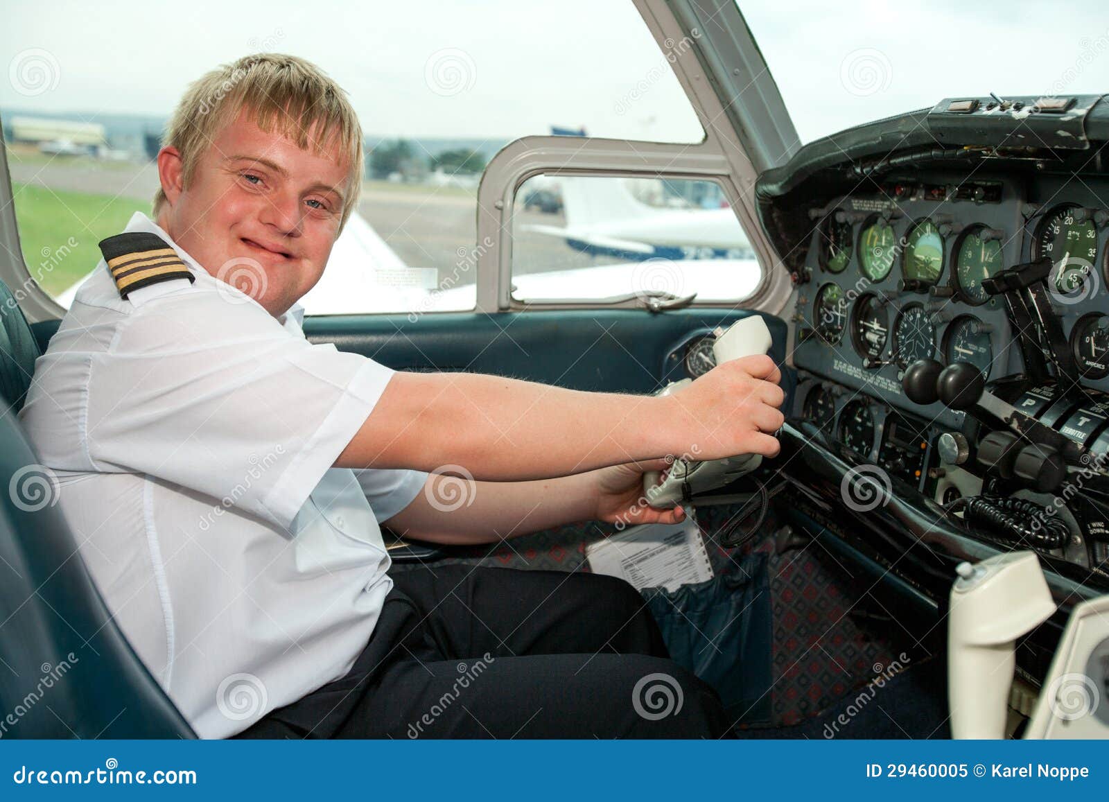 retrato-del-piloto-joven-con-s%C3%ADndrome-de-down-en-cabina-29460005.jpg