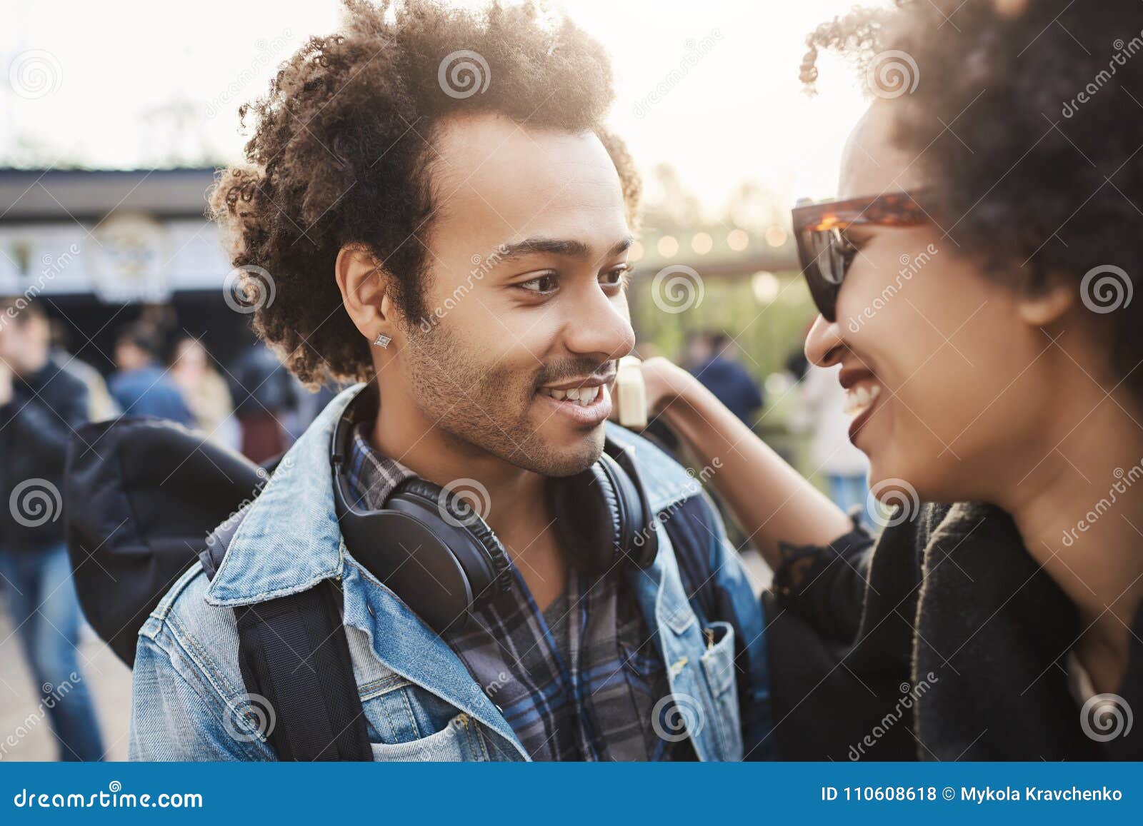 Retrato Del Primer De Pares Afroamericanos En Ropa De Moda Y Cortes De Pelo  Afro, Abrazando Mientras Que Sonríe Y Mira Foto de archivo - Imagen de  novio, individuo: 110608618