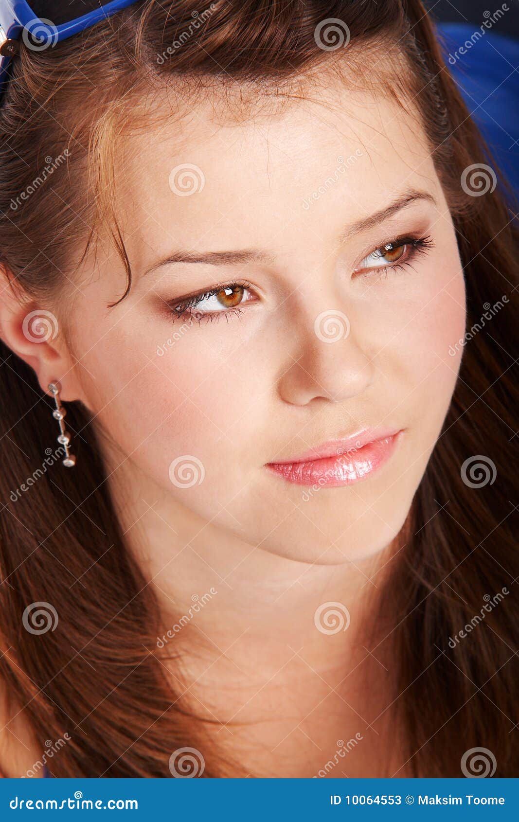 Retrato del primer de una mujer joven con las gafas de sol azules