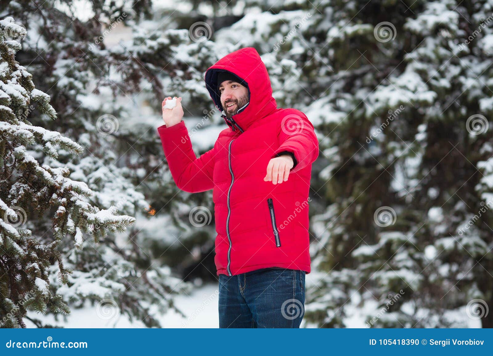 Retrato Del Del Invierno Hombre Barbudo Joven Que Juega Con En Ropa Caliente En Parque Invierno Foto de archivo - Imagen de piel, belleza: 105418390