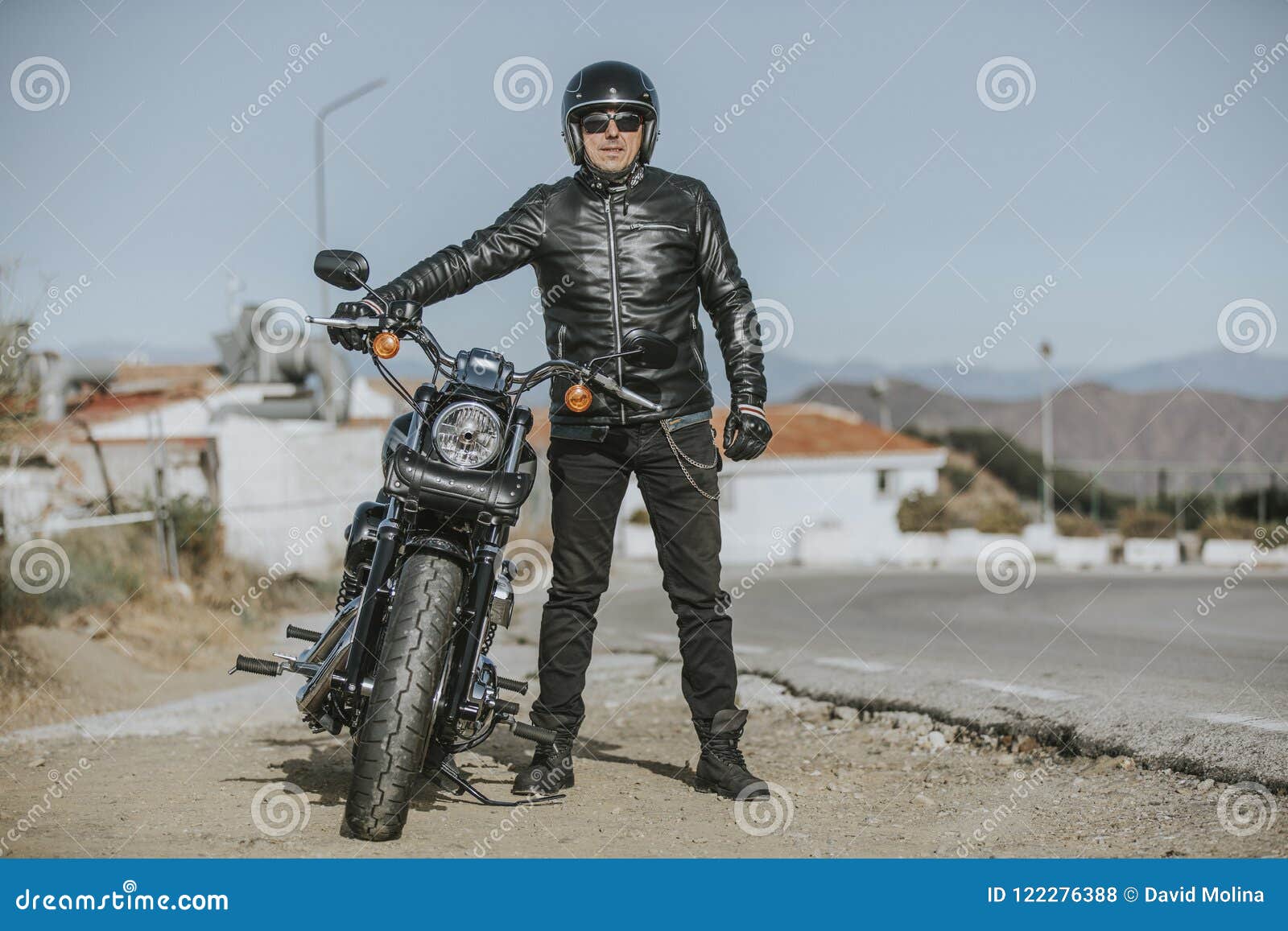 Retrato Delantero Del Hombre En Ropa Negra Que Presenta Cerca De Moto Foto de archivo - Imagen de motor, manera: 122276388
