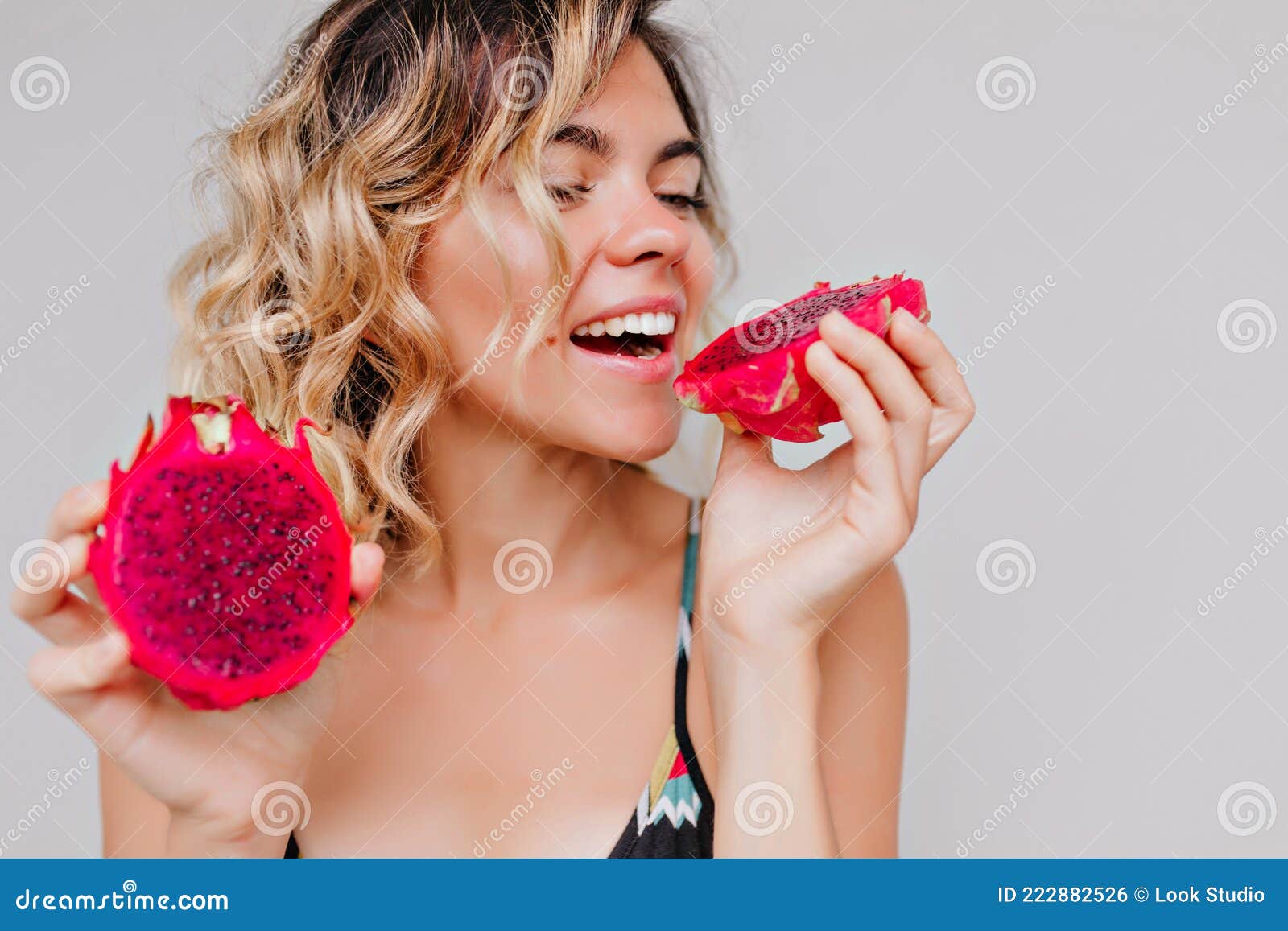 Retrato Detalhado De Uma Mulher Curtida Atraente Com Cabelo Curto Comendo  Frutas Dragão. Tiro De Estúdio Foto de Stock - Imagem de alegre, europeu:  222882526