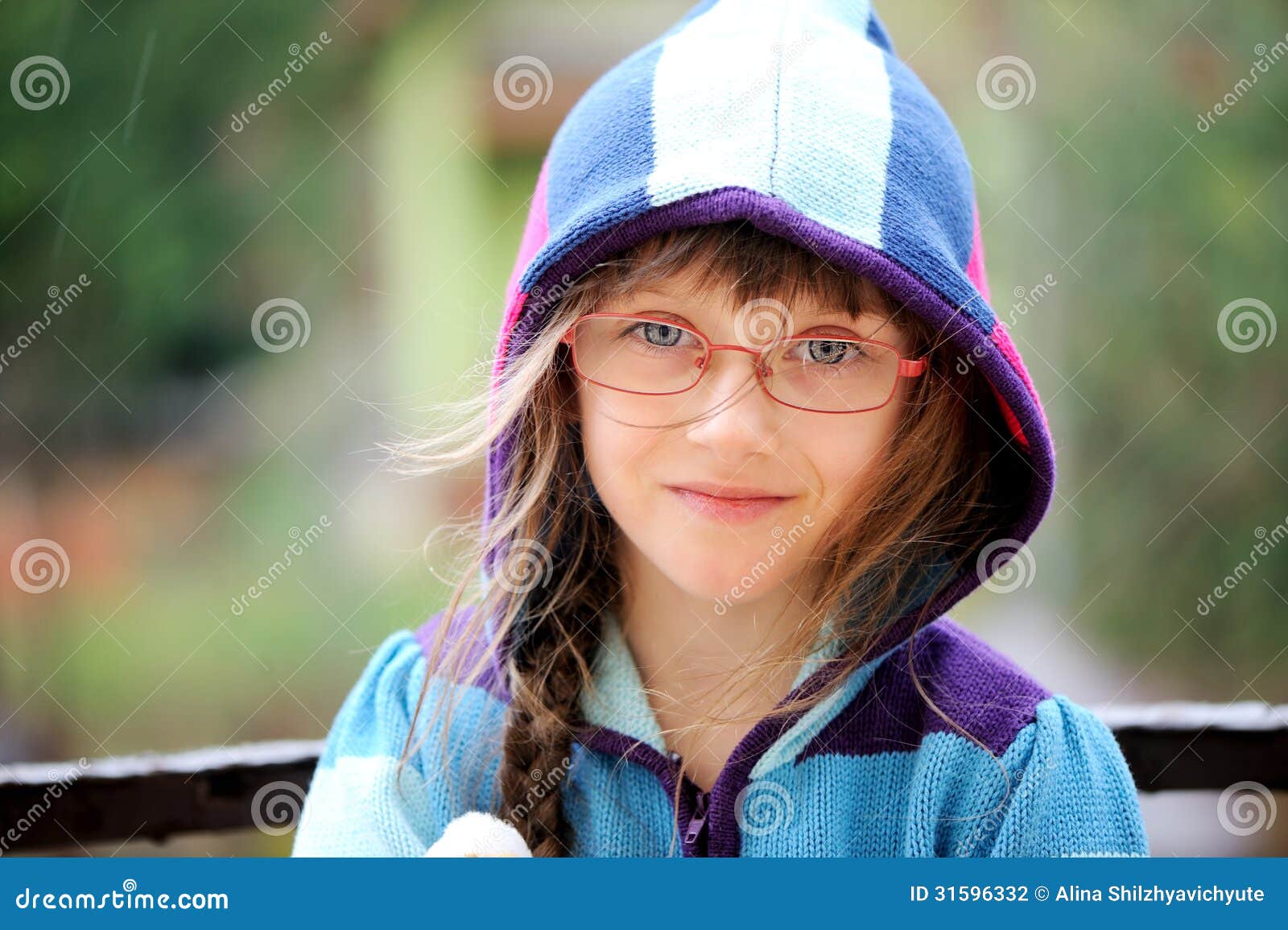 Retrato do close-up da menina em um hoody. Retrato do close-up de vidros vestindo da menina e hoody