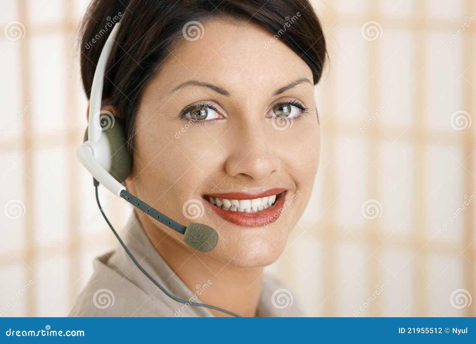 Retrato do close up do operador do serviço de atenção a o cliente. Retrato do close up do operador atrativo do serviço de atenção a o cliente que fala em auriculares.