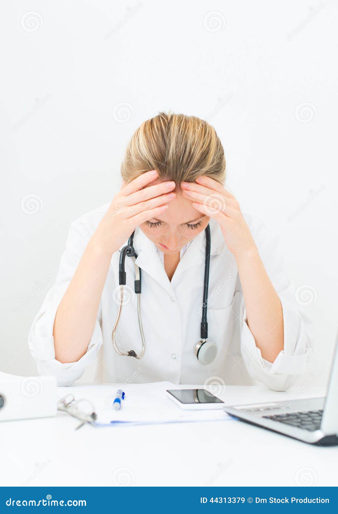 Retrato do doutor fêmea cansado do trabalho