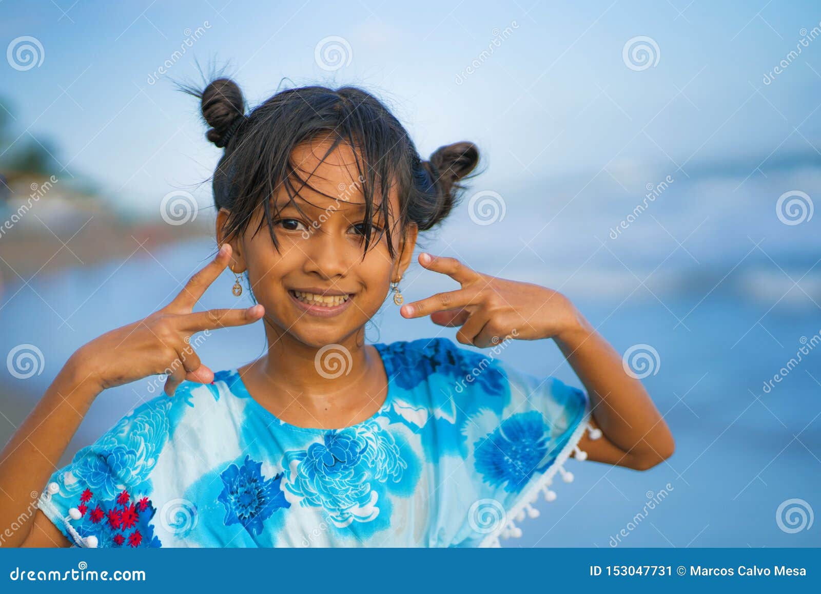 Retrato Do Estilo De Vida Da Praia Da Menina Asiática Bonita E Feliz Nova  Da Criança 8 Ou 9 Anos Velha Com Jogo Dobro Bonito Do P Imagem de Stock -  Imagem