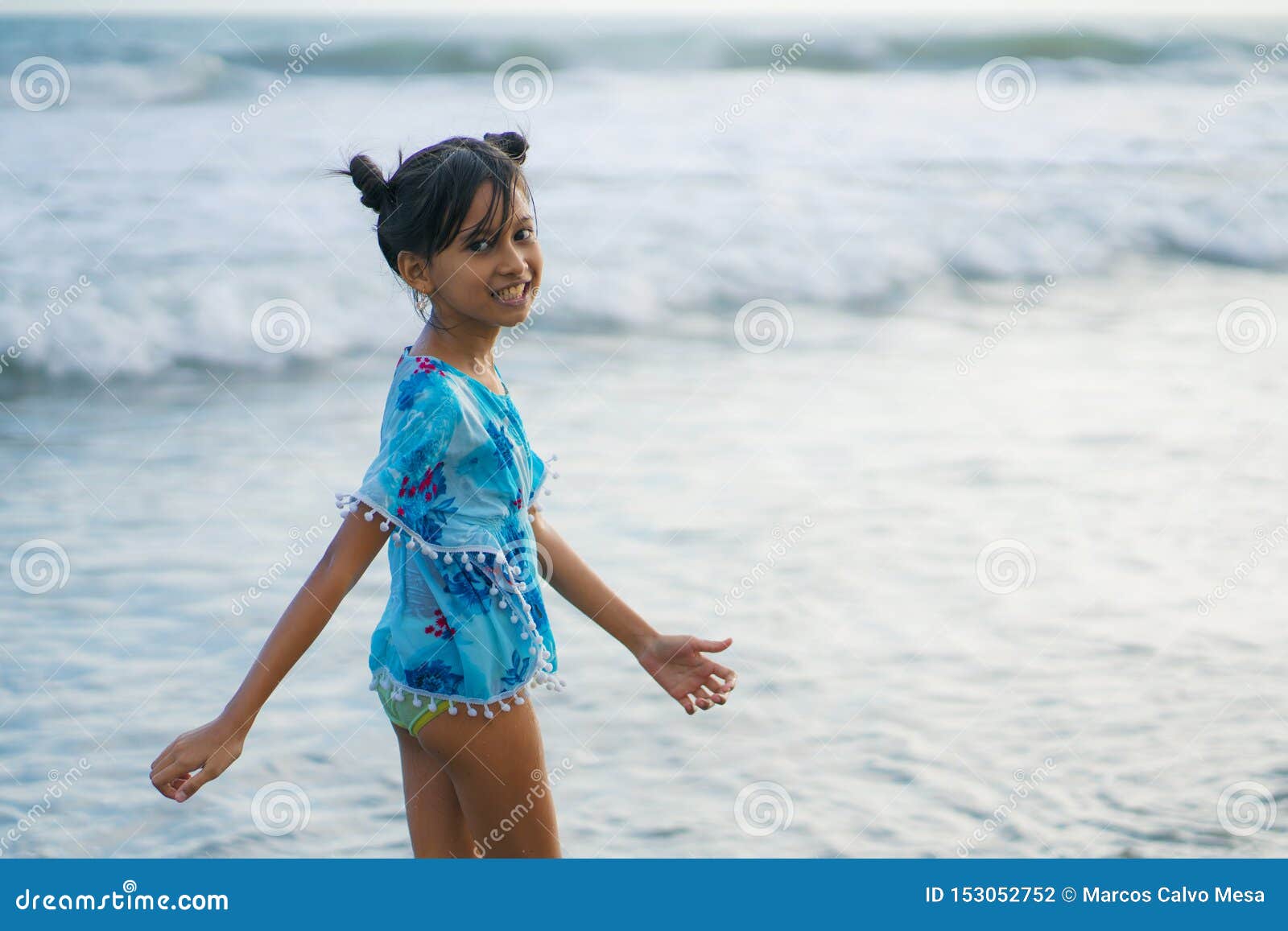 Retrato Do Estilo De Vida Da Praia Da Menina Asiática Bonita E Feliz Nova  Da Criança 8 Ou 9 Anos Velha Com Jogo Dobro Bonito Do P Foto de Stock -  Imagem