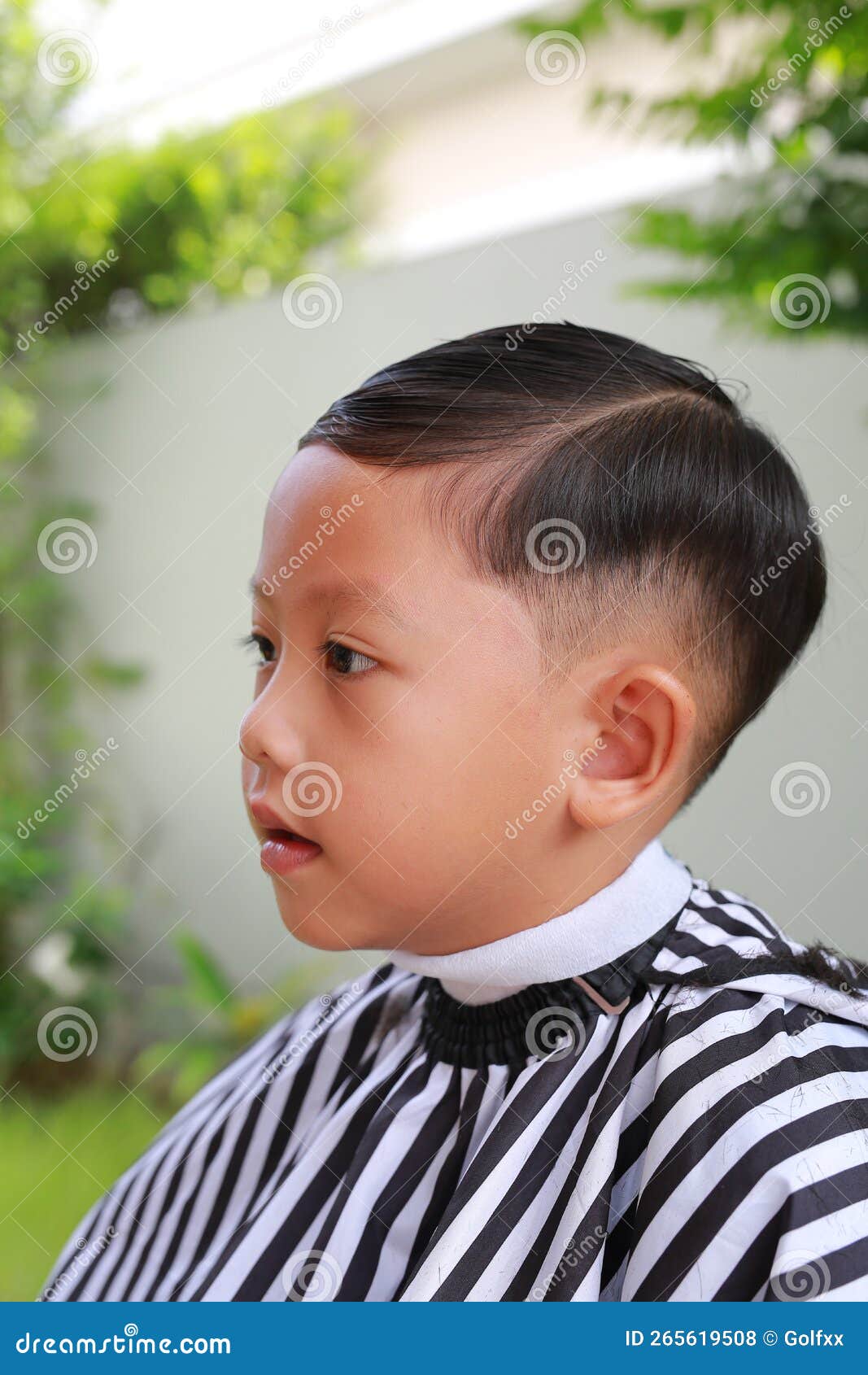 Feche o retrato do jovem modelo masculino asiático com cabelo