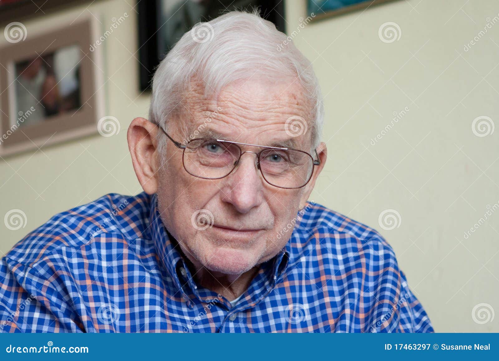Retrato Do Grandpa Com Olhos Azuis Imagem de Stock - Imagem de idoso