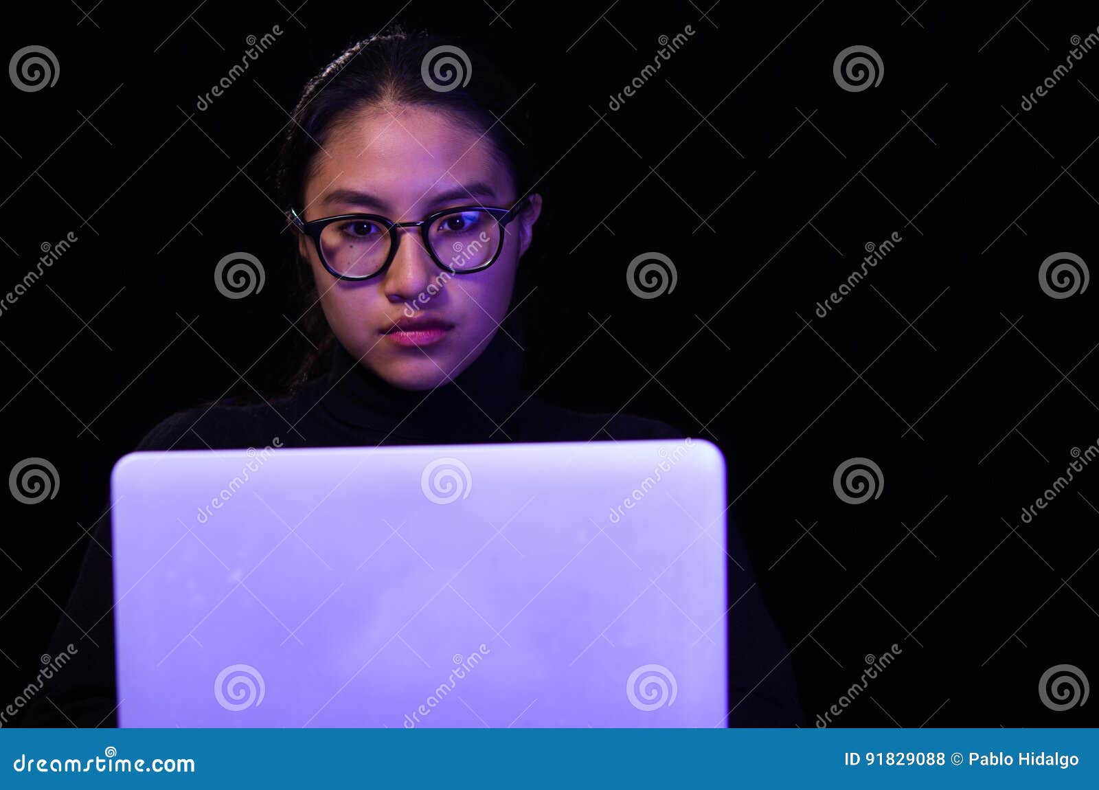 Foto de Retrato De Hacker E Rede Hack Significado Portátil De