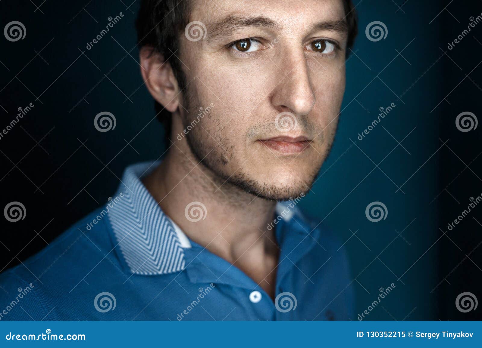 Retrato Do Headshot Do Homem Forte Real Consideravel Conceito Do Do N N Da Faculdade Criadora Dÿd Imagem De Stock Imagem De Real Homem