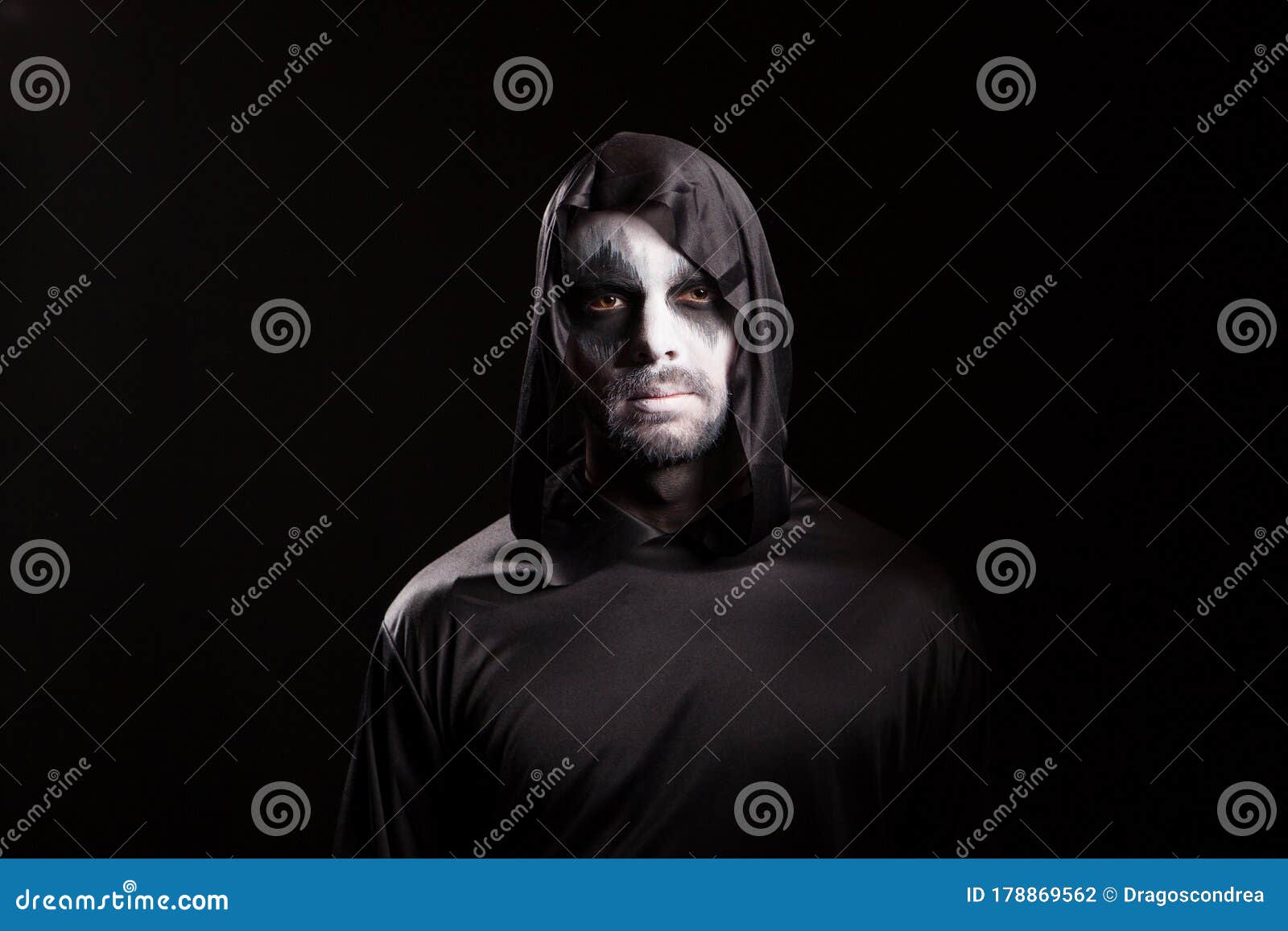 Retrato de um homem bonito vestido com uma fantasia de drácula para o  halloween