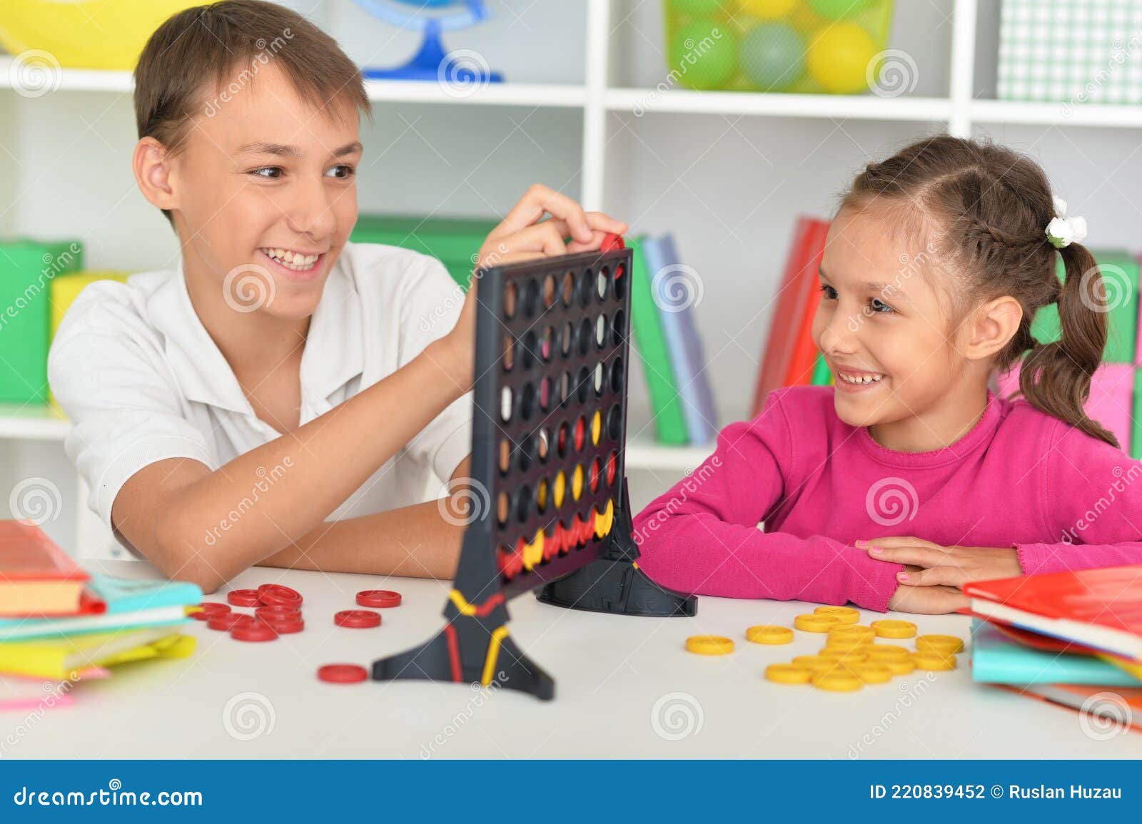Jogo de dois irmãos foto de stock. Imagem de folha, retrato - 62144608