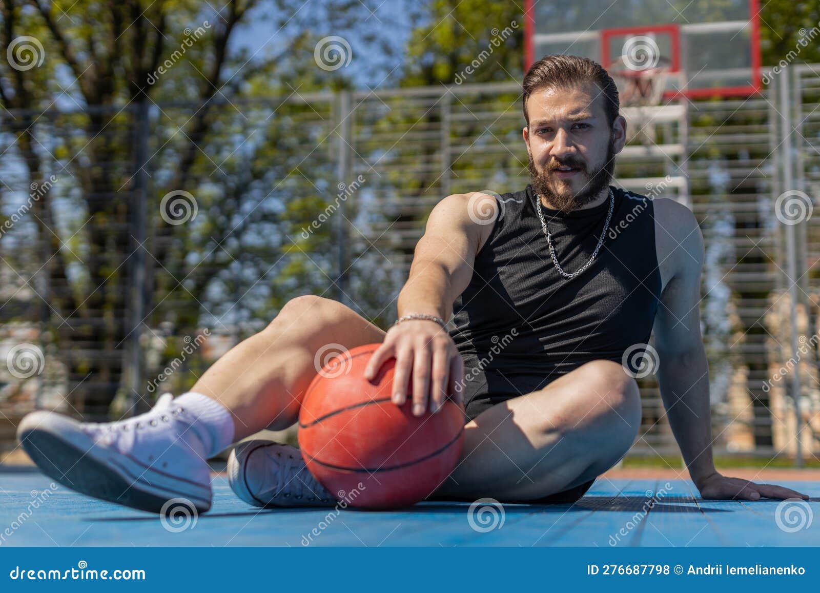 Cansado Homem Atlético Caucasiano No Esporte, Relaxando Após Jogar
